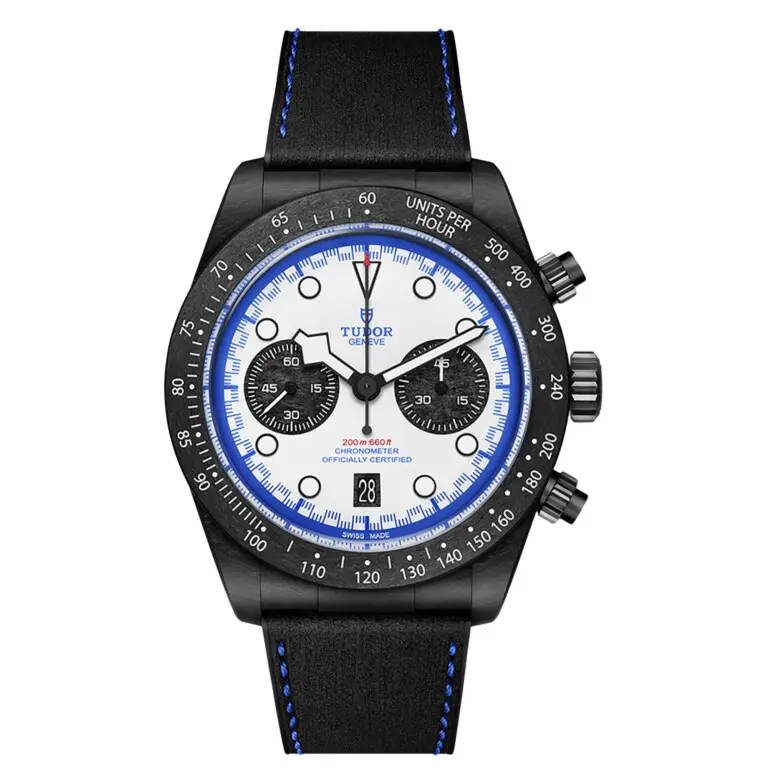 De Tudor Black Bay Chrono 'Carbon 25', modelnummer M79377KN-0001, is een luxe polshorloge met een robuust design. Kenmerkend zijn de koolstofvezelbehuizing en de chronograaf-functie, ideaal voor sportieve en stijlvolle gelegenheden. Draag het tijdens formele aangelegenheden of casual uitjes om een statement te maken. Het is een veelzijdig accessoire voor elke horlogeliefhebber.