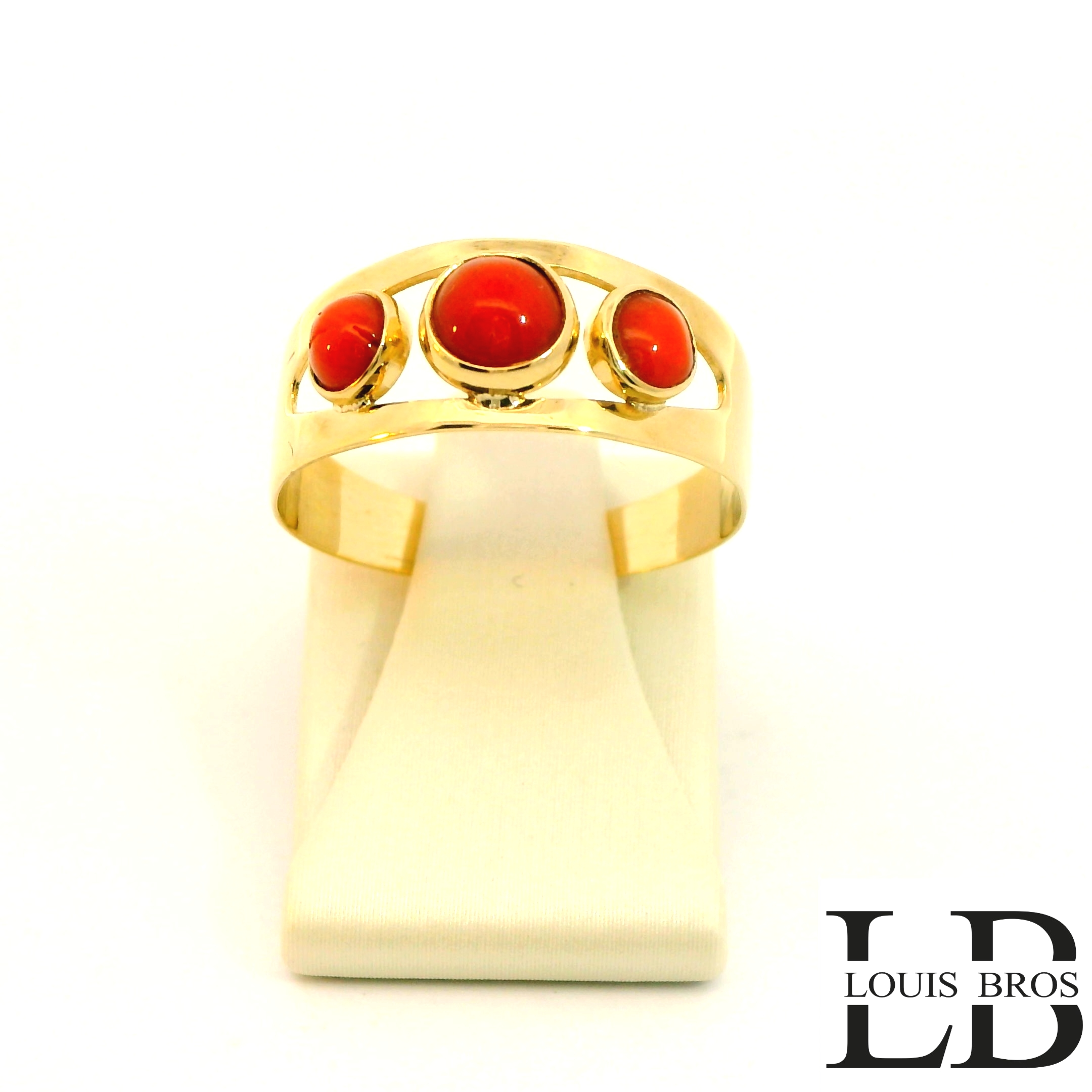 Prachtige 14-karaats geelgouden ring voor dames, voorzien van een bloedkoraal. Tijdloos en elegant design, een uniek sieraad dat karakter en kleur toevoegt aan elke outfit.
De ring is verkrijgbaar in meerdere afmetingen.