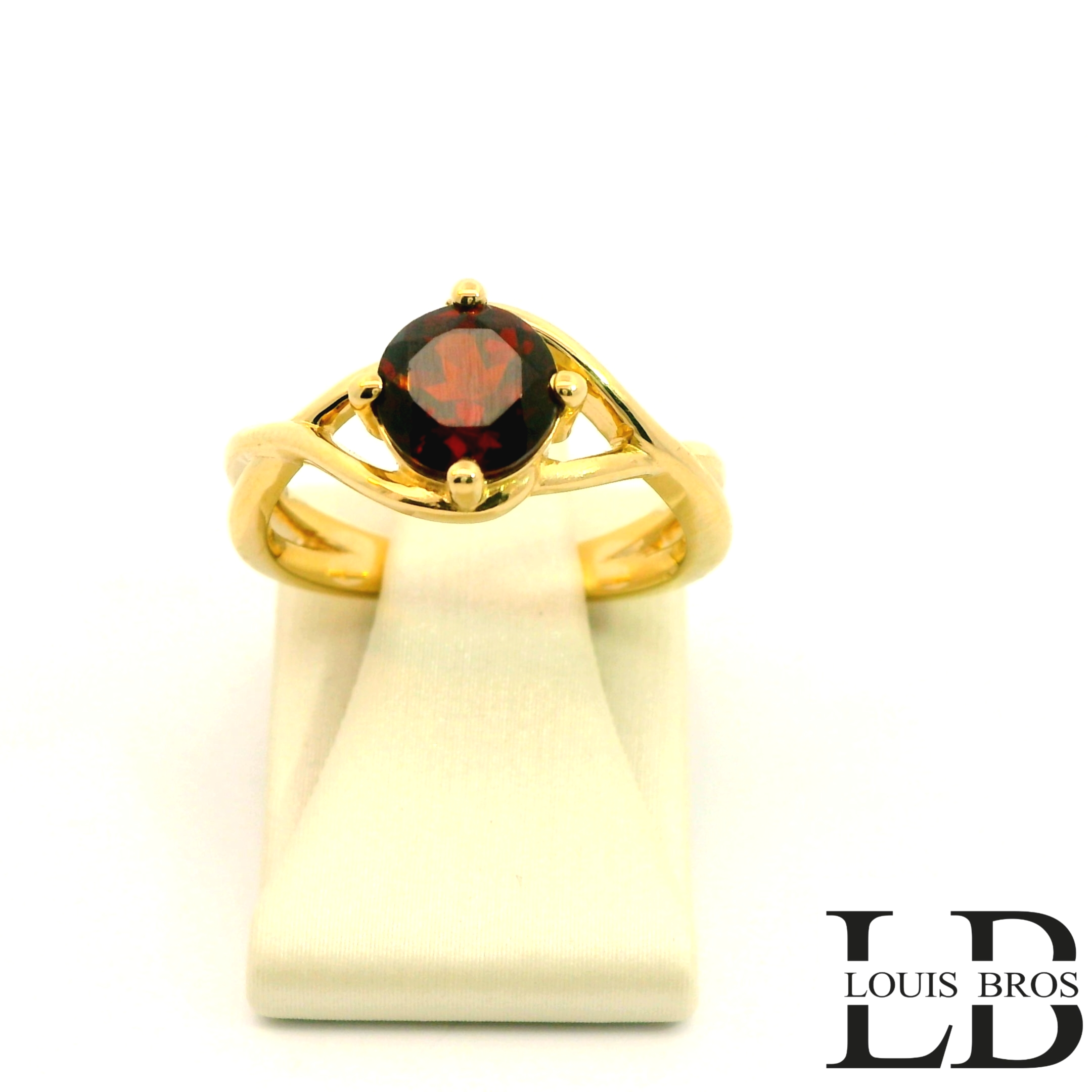 Stijlvolle 14-karaats geelgouden ring voor dames, voorzien van een prachtige granaat. Tijdloos en elegant, perfect als uniek sieraad voor dagelijks of bijzonder gebruik.
De ring is verkrijgbaar in meerdere afmetingen.