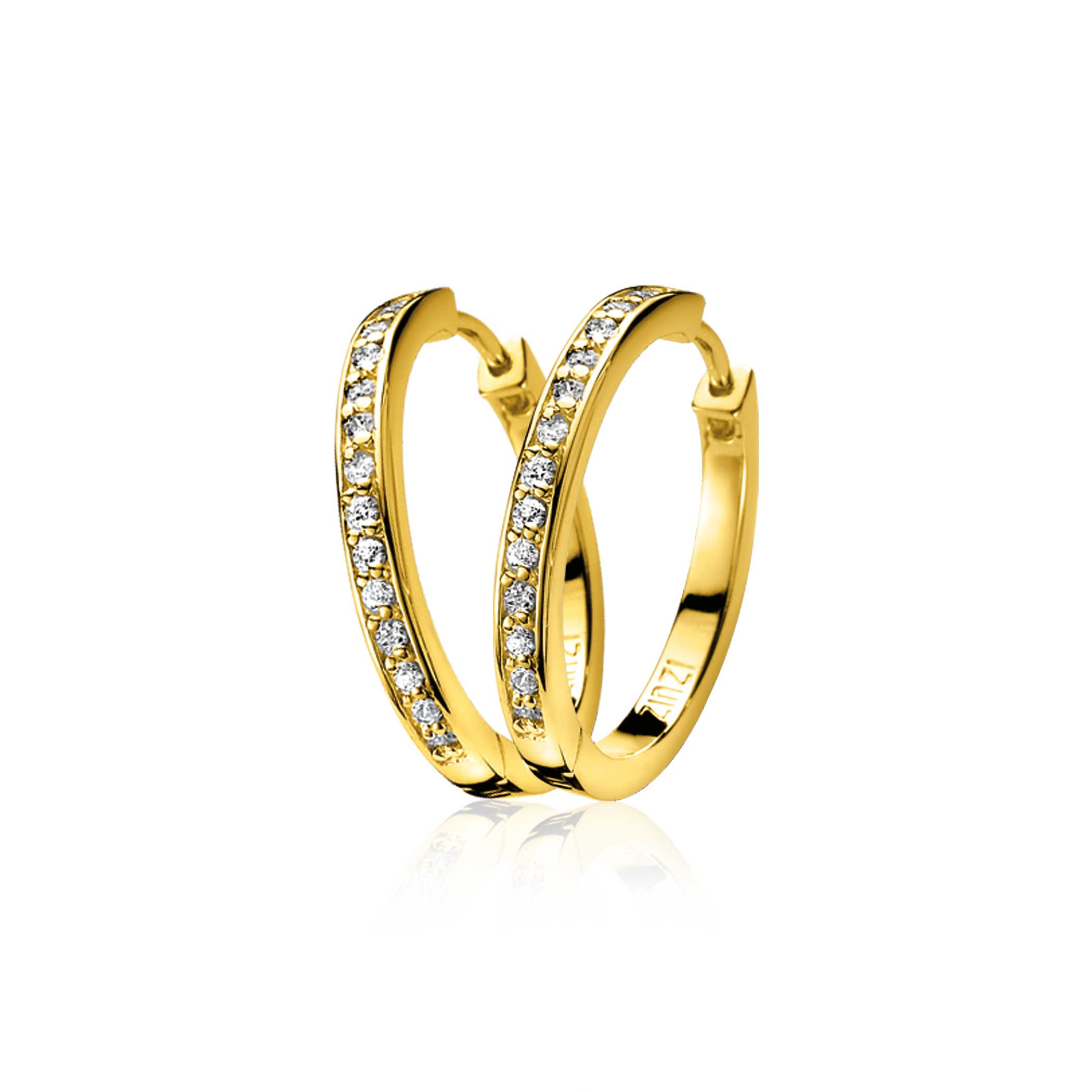 ZINZI gold plated zilveren oorringen bezet met witte zirconia's en voorzien van luxe scharniersluiting. De oorringen zijn 24mm x 3mm groot. Ideaal te combineren met Zinzi oorbedels. De oorringen zijn vervaardigd van eerste gehalte zilver (925) en voorzien van een extra geel vergulding.