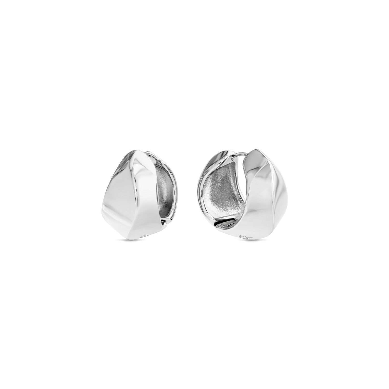 Calvin Klein CJ35000819 Dames Oorsieraad Staal
Deze stalen dames oorsieraden van Calvin Klein met nr CJ35000819 hebben een sierlijk uiterlijk. De oorringen hebben een sculpturale vorm en sluiten met een scharnier mooi aan op het oor. Het zijn echte blikvangers. Leuk te combineren met andere sieraden uit de serie van Calvin Klein.

OVER CALVIN KLEIN
Calvin Klein is een wereldwijd lifestylemerk dat gewaagde, vooruitstrevende idealen en een verleidelijke, vaak minimalistische, esthetiek nastreeft. Calvin Klein werd groot in de jaren 70 door haar mode- en merkjeans collecties. In de jaren 80 lanceerde Calvin Klein haar spraakmakende ondergoed dat uitdrukkelijk van logo ’s voorzien was. Vanwege het grote succes is het merk ook succesvol uitgerold in Accessoires, Parfums, Home, Brillen, Golf, Horloges en Sieraden.
Sinds de oprichting in 1968 door Calvin Klein, heeft het merk haar reputatie opgebouwd als leider in de Amerikaanse mode, dankzij een cleane esthetiek en innovatieve ontwerpen. Calvin Klein wil haar publiek verleiden en inspireren door middel van provocerende beelden en opvallende ontwerpen die prikkelen. 

SPECIFICATIES:
- Stalen dames oorringen
- Klapsluiting
- Zilverkleurig
- Glimmend
