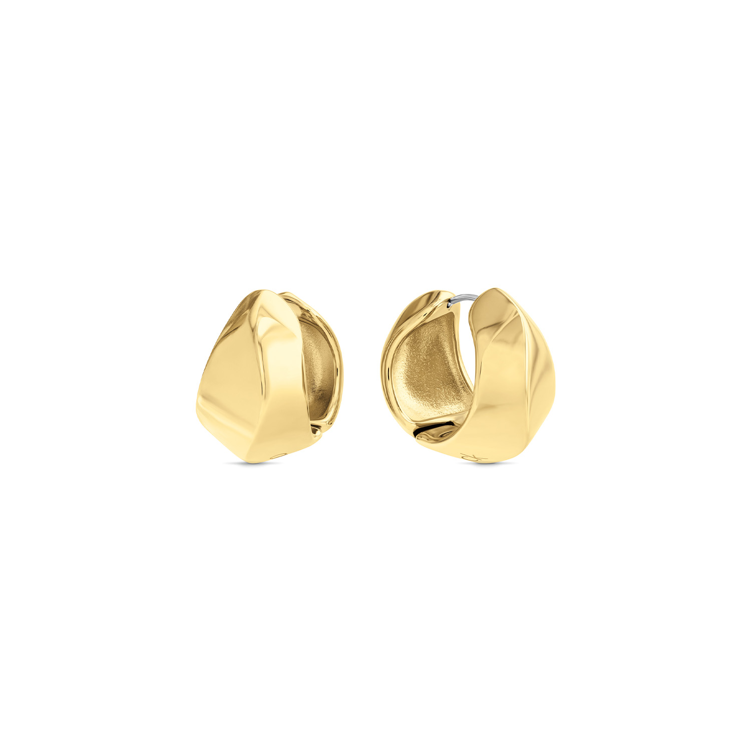 Calvin Klein CJ35000820 Dames Oorsieraad Staal GP
Deze stalen dames oorsieraden van Calvin Klein met nr CJ35000820 hebben een sierlijk uiterlijk. De goudkleurige oorringen hebben een sculpturale vorm en sluiten met een scharnier mooi aan op het oor. Het zijn echte blikvangers. Leuk te combineren met andere sieraden uit de serie van Calvin Klein.

OVER CALVIN KLEIN
Calvin Klein is een wereldwijd lifestylemerk dat gewaagde, vooruitstrevende idealen en een verleidelijke, vaak minimalistische, esthetiek nastreeft. Calvin Klein werd groot in de jaren 70 door haar mode- en merkjeans collecties. In de jaren 80 lanceerde Calvin Klein haar spraakmakende ondergoed dat uitdrukkelijk van logo ’s voorzien was. Vanwege het grote succes is het merk ook succesvol uitgerold in Accessoires, Parfums, Home, Brillen, Golf, Horloges en Sieraden.
Sinds de oprichting in 1968 door Calvin Klein, heeft het merk haar reputatie opgebouwd als leider in de Amerikaanse mode, dankzij een cleane esthetiek en innovatieve ontwerpen. Calvin Klein wil haar publiek verleiden en inspireren door middel van provocerende beelden en opvallende ontwerpen die prikkelen. 

SPECIFICATIES:
- Stalen dames oorringen
- Klapsluiting
- Goudkleurig
- Glimmend