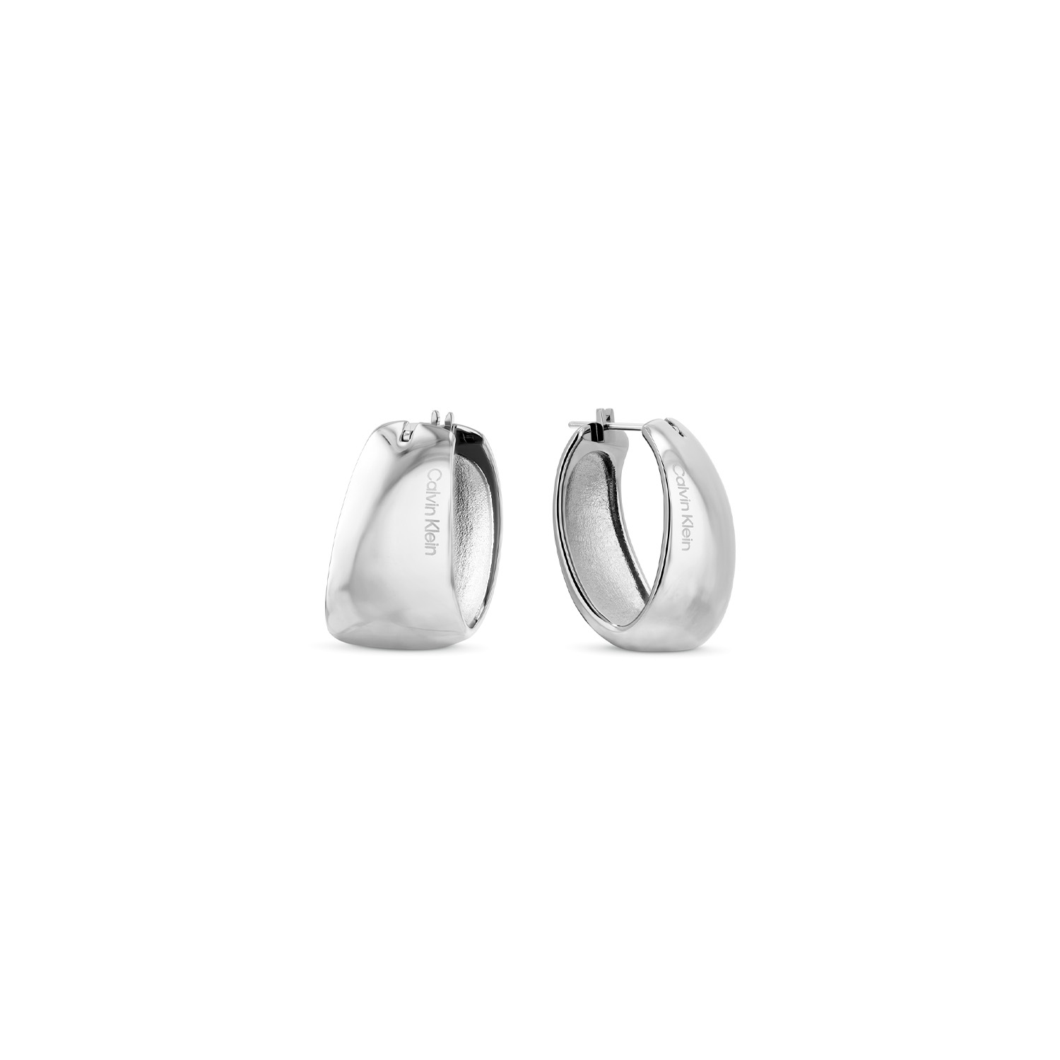 Calvin Klein CJ35000831 Dames Oorsieraad Staal
Deze stalen dames oorsieraden van Calvin Klein met nr CJ35000831 hebben een sierlijk uiterlijk. De oorringen hebben een sculpturale vorm en sluiten met een pinslot mooi aan op het oor. Het zijn echte blikvangers. Leuk te combineren met andere sieraden uit de serie van Calvin Klein.

OVER CALVIN KLEIN
Calvin Klein is een wereldwijd lifestylemerk dat gewaagde, vooruitstrevende idealen en een verleidelijke, vaak minimalistische, esthetiek nastreeft. Calvin Klein werd groot in de jaren 70 door haar mode- en merkjeans collecties. In de jaren 80 lanceerde Calvin Klein haar spraakmakende ondergoed dat uitdrukkelijk van logo ’s voorzien was. Vanwege het grote succes is het merk ook succesvol uitgerold in Accessoires, Parfums, Home, Brillen, Golf, Horloges en Sieraden.
Sinds de oprichting in 1968 door Calvin Klein, heeft het merk haar reputatie opgebouwd als leider in de Amerikaanse mode, dankzij een cleane esthetiek en innovatieve ontwerpen. Calvin Klein wil haar publiek verleiden en inspireren door middel van provocerende beelden en opvallende ontwerpen die prikkelen. 

SPECIFICATIES:
- Stalen dames oorringen
- Pinsluiting
- Zilverkleurig
- Glimmend
