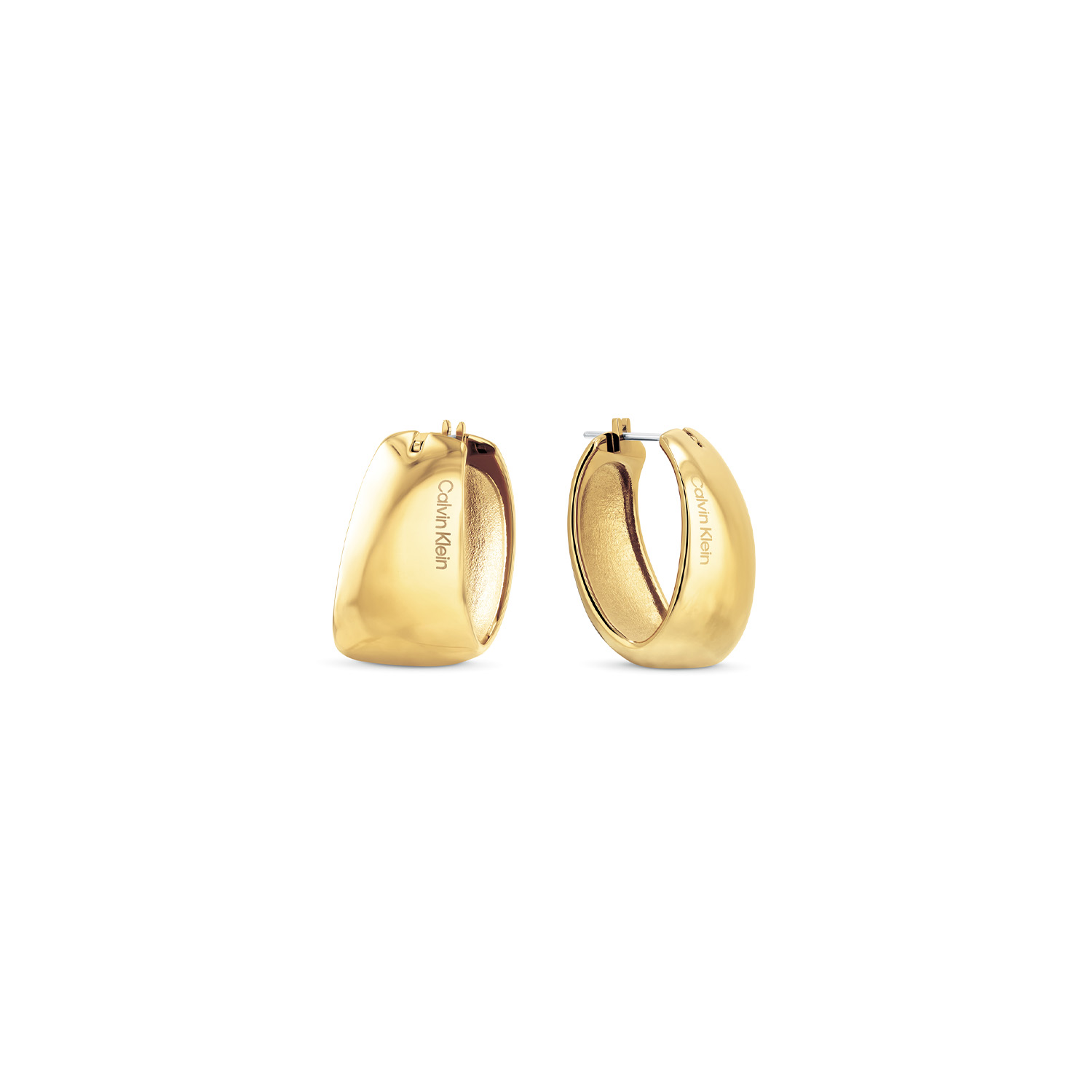 Calvin Klein CJ35000832 Dames Oorsieraad Staal GP
Deze stalen dames oorsieraden van Calvin Klein met nr CJ35000832 hebben een sierlijk uiterlijk. De goudkleurige oorringen hebben een sculpturale vorm en sluiten met een pinslot mooi aan op het oor. Het zijn echte blikvangers. Leuk te combineren met andere sieraden uit de serie van Calvin Klein.

OVER CALVIN KLEIN
Calvin Klein is een wereldwijd lifestylemerk dat gewaagde, vooruitstrevende idealen en een verleidelijke, vaak minimalistische, esthetiek nastreeft. Calvin Klein werd groot in de jaren 70 door haar mode- en merkjeans collecties. In de jaren 80 lanceerde Calvin Klein haar spraakmakende ondergoed dat uitdrukkelijk van logo ’s voorzien was. Vanwege het grote succes is het merk ook succesvol uitgerold in Accessoires, Parfums, Home, Brillen, Golf, Horloges en Sieraden.
Sinds de oprichting in 1968 door Calvin Klein, heeft het merk haar reputatie opgebouwd als leider in de Amerikaanse mode, dankzij een cleane esthetiek en innovatieve ontwerpen. Calvin Klein wil haar publiek verleiden en inspireren door middel van provocerende beelden en opvallende ontwerpen die prikkelen. 

SPECIFICATIES:
- Stalen dames oorringen
- Pinsluiting
- Goudkleurig
- Glimmend