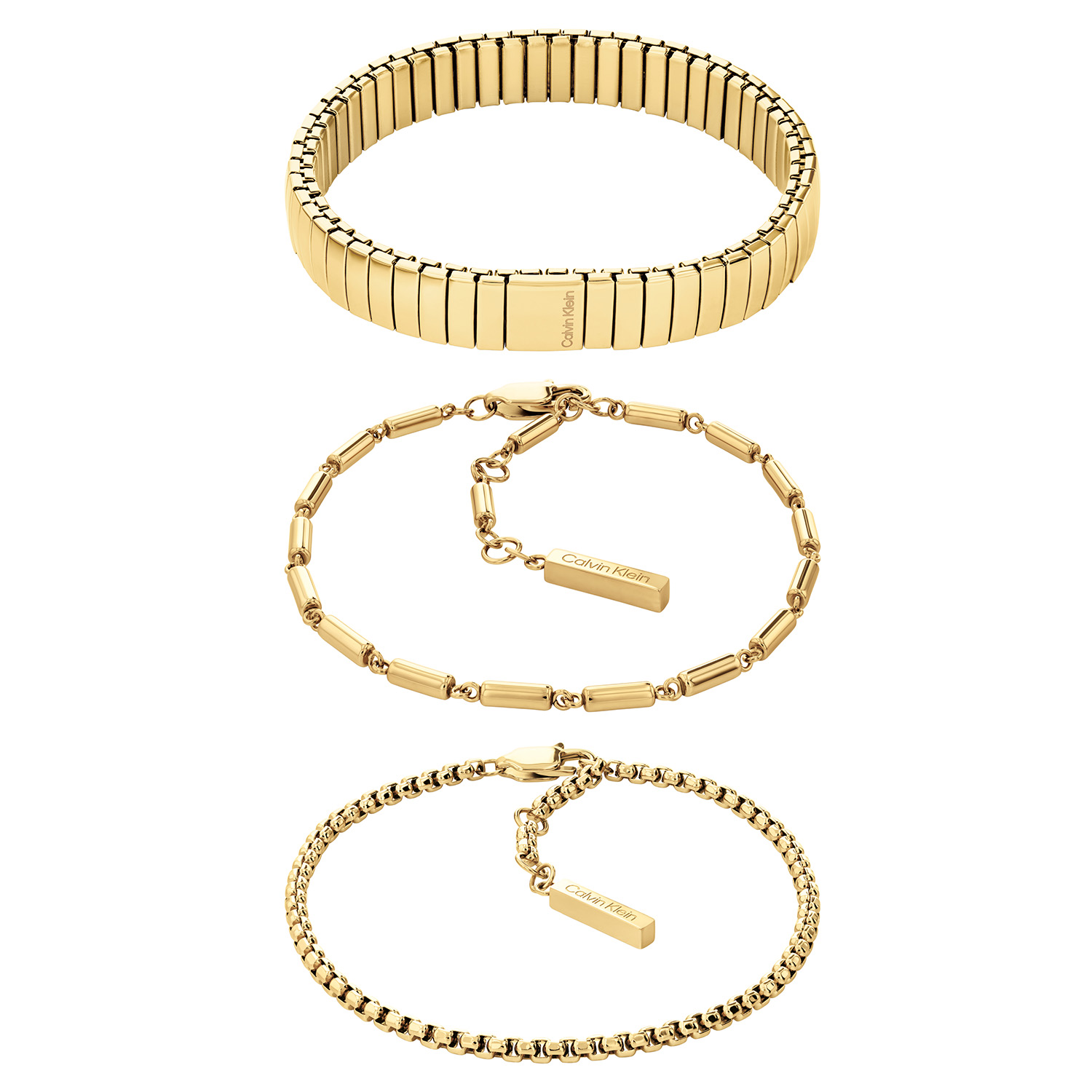Calvin Klein CJ35000838 Dames Armband set Staal GP
Deze stalen dames armband set van Calvin Klein met nr CJ35000838 heeft een speels uiterlijk. De set bestaat uit 3 goudkleurige stalen armbanden ieder met een verschillende schakel. De eerste is breed glanzend en strak, de 2e heeft fijne buisjes aan elkaar met een tussenoog, de 3e heeft een jasseron schakel. De 2 schakelarmbanden hebben een verlengkettinkje en sluiten met een cartierslot. Leuk te combineren met andere sieraden uit de serie van Calvin Klein.

OVER CALVIN KLEIN
Calvin Klein is een wereldwijd lifestylemerk dat gewaagde, vooruitstrevende idealen en een verleidelijke, vaak minimalistische, esthetiek nastreeft. Calvin Klein werd groot in de jaren 70 door haar mode- en merkjeans collecties. In de jaren 80 lanceerde Calvin Klein haar spraakmakende ondergoed dat uitdrukkelijk van logo &rsquo;s voorzien was. Vanwege het grote succes is het merk ook succesvol uitgerold in Accessoires, Parfums, Home, Brillen, Golf, Horloges en Sieraden.
Sinds de oprichting in 1968 door Calvin Klein, heeft het merk haar reputatie opgebouwd als leider in de Amerikaanse mode, dankzij een cleane esthetiek en innovatieve ontwerpen. Calvin Klein wil haar publiek verleiden en inspireren door middel van provocerende beelden en opvallende ontwerpen die prikkelen. 

SPECIFICATIES:
- Stalen dames armband set
- Lengte verstelbaar 18,5cm
- Goudkleurig
- Glimmend