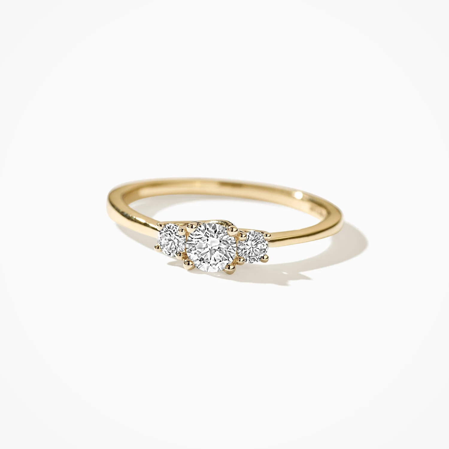 Gemaakt van 14k gecertificeerd gerecycled goud met een lab grown diamant. Deze gouden Lab Diamonds ring is uitgevoerd in glanzend gepolijst geel goud en voorzien van 3 briljant geslepen Lab grown diamanten van in gewicht totaal 0.50ct en de stenen zijn bij elkaar 9,8 mm breed. Wanneer je de ring op zichzelf draagt, geeft de ring een elegante en vrouwelijke uitstraling.