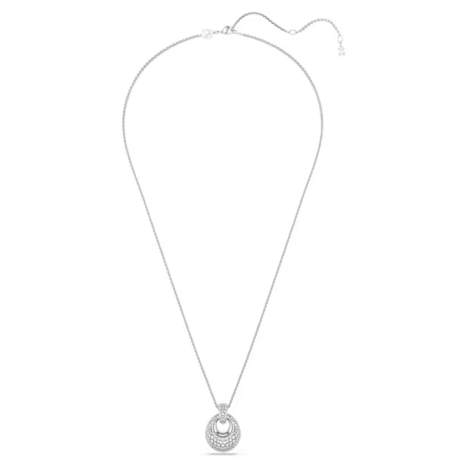 Deze schitterende hanger is de ideale keuze voor glamoureuze gelegenheden. Het centrale motief hangt aan een lange ketting met rhodium toplaag en is voorzien van een prachtige decoratie van heldere Swarovski Zirkonia, gezet met behulp van de chatontechniek. Combineer het met een paar fraaie Sublima-oorbellen of een ring om uw hele look te laten stralen.