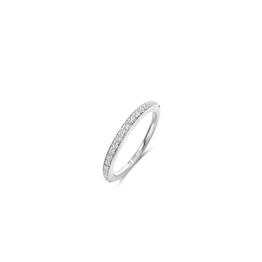 Deze zilveren TI SENTO ring 12317ZI schittert door de sprankelende kubieke zirkonia stenen die dit sieraad een luxe uitstraling geven. Hij is gemaakt van eersteklas 925 sterling zilver en verzilverd om hem te beschermen tegen dagelijks gebruik en hem helder te houden. De strakke lijnen en eenvoud van het ontwerp maken het een veelzijdig accessoire, perfect voor zowel alledaags gebruik als voor speciale gelegenheden. Of je hem nu alleen draagt voor een minimalistisch statement of hem combineert met andere ringen voor een stoere look, deze minimalistische ring is een veelzijdige, moderne klassieker die onmisbaar is in je sieradencollectie. Net als al onze sieraden is deze ring nikkelvrij en hypoallergeen, wat niet alleen stijl belooft, maar ook comfort en kwaliteit die de tand des tijds doorstaat.