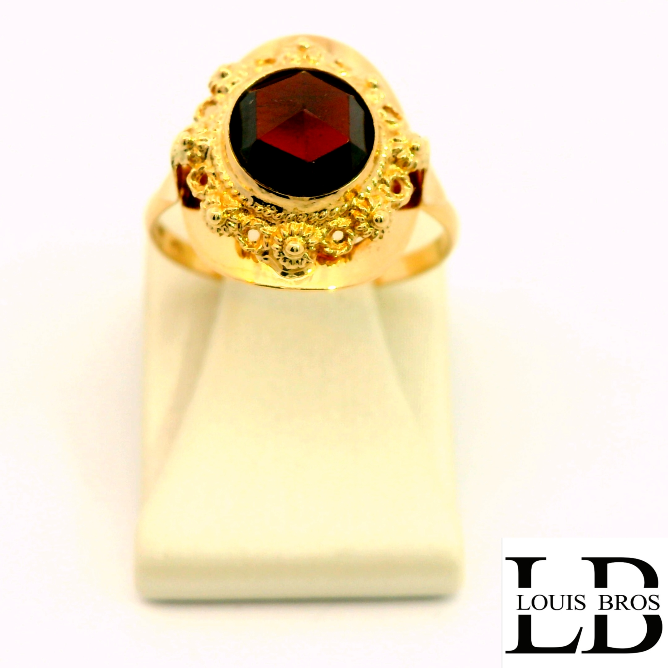Elegante tweedehands damesring, vervaardigd uit 14 karaat geelgoud en gezet met een prachtige, dieprode granaat. Tijdloos en stijlvol, ideaal voor liefhebbers van klassieke sieraden met karakter.
De ring is verkrijgbaar in meerdere afmetingen.