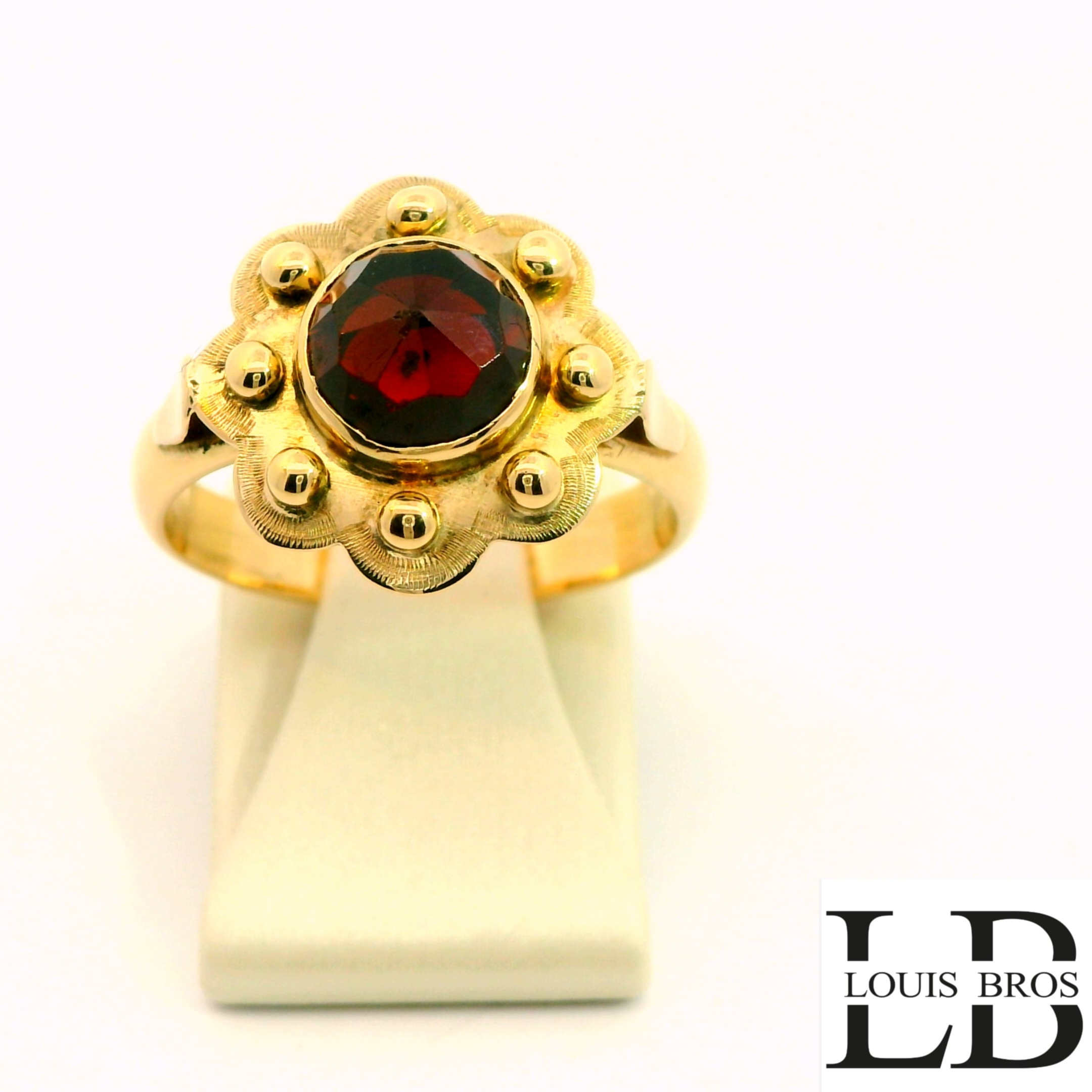 Elegante tweedehands damesring, vervaardigd uit 14 karaat geelgoud en gezet met een prachtige, dieprode granaat. Tijdloos en stijlvol, ideaal voor liefhebbers van klassieke sieraden met karakter.
De ring is verkrijgbaar in meerdere afmetingen.