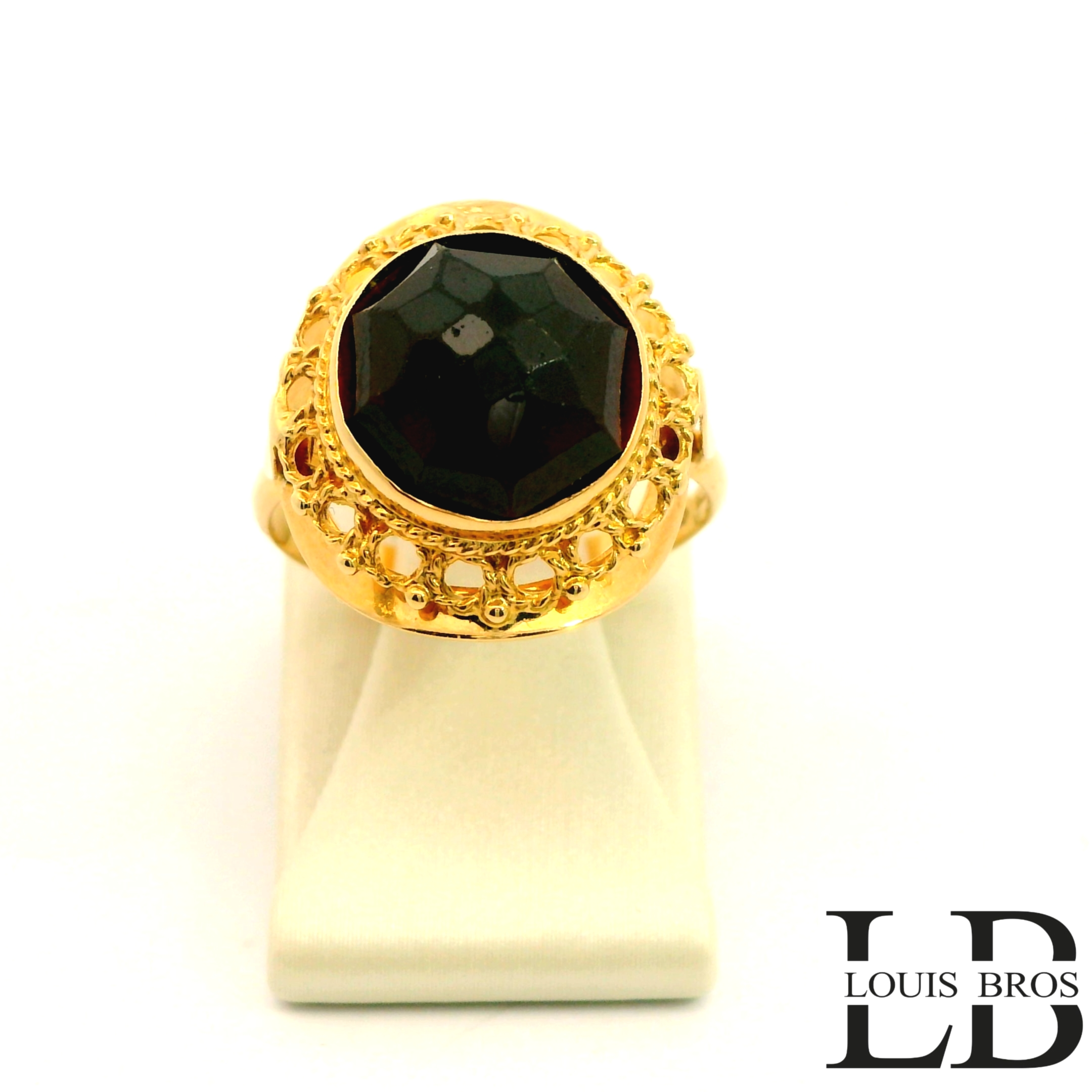 Elegante tweedehands damesring, vervaardigd uit 14 karaat geelgoud en gezet met een prachtige, dieprode granaat. Tijdloos en stijlvol, ideaal voor liefhebbers van klassieke sieraden met karakter.
De ring is verkrijgbaar in meerdere afmetingen.