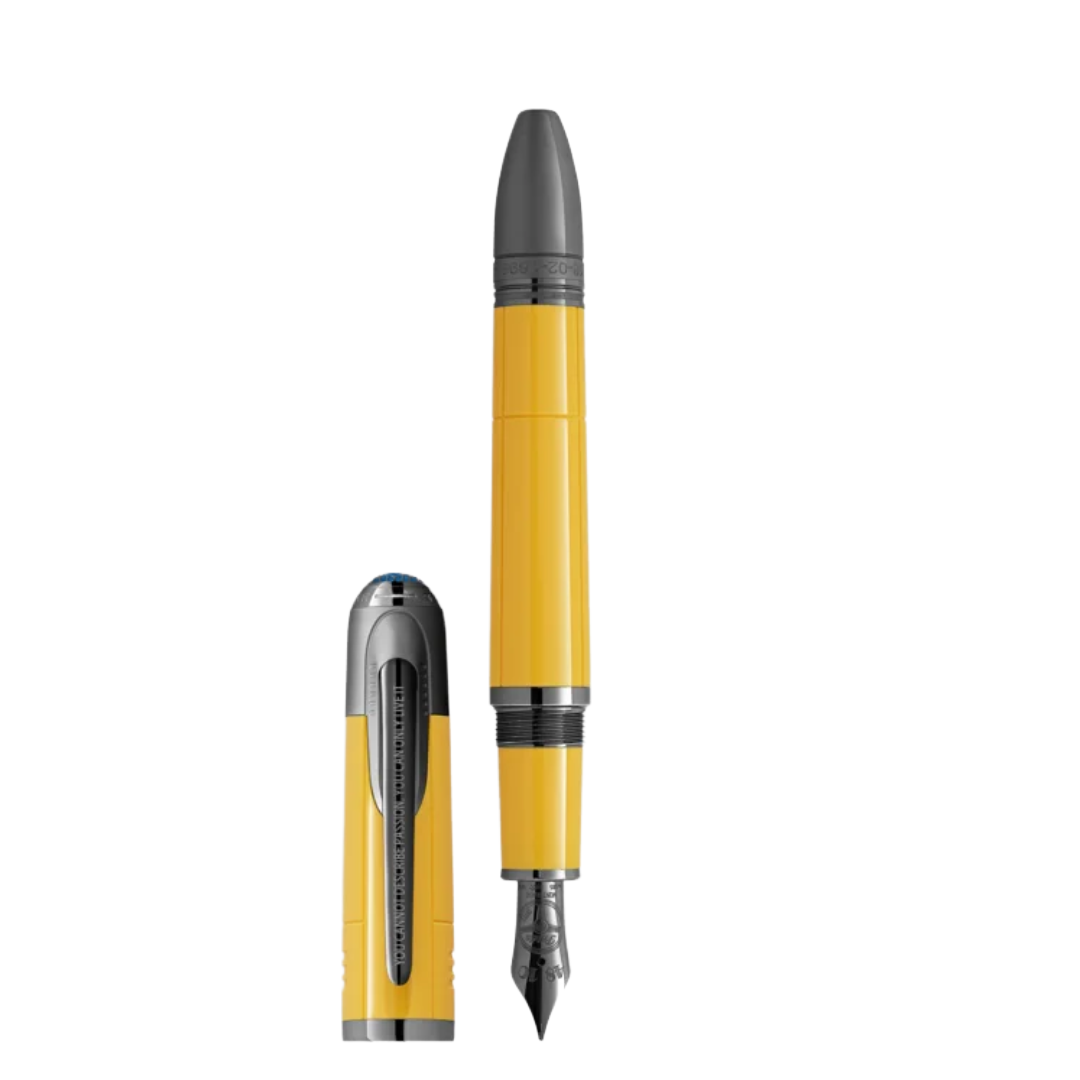 Deze Montblanc Enzo Ferrari Special Edition behoort tot de Great Characters collectie.
Referentienummer: MB130661

De naam Ferrari staat voor esthetisch design, krachtige motoren, bijna eindeloze technische innovatie en een van de meest invloedrijke mannen in de autogeschiedenis. Met een enorme visie en een ongebreidelde passie voor de autosport leidde Enzo Ferrari zijn bedrijf naar ongeëvenaard prestige en creëerde een legende die voortleeft. Montblanc heeft de Montblanc Great Characters Enzo Ferrari Special Edition opgedragen aan deze man en zijn passie voor racen. Geïnspireerd door zowel het embleem van Enzo Ferrari's geboortestad Modena als de emblematische kleur van het logo van de Scuderia, eert deze editie Ferrari's tweede ziel: de kleur geel. De geboortedata van Enzo Ferrari en zijn eerste raceoverwinning zijn gegraveerd op de kegel, terwijl zijn handtekening en de naam van de werkplaats van zijn vader, 'Officina Meccanica Alfredo Ferrari', verwijzend naar Enzo Ferrari's geboorteplaats, op de bovenkant van de dop zijn gegraveerd. De dop wordt bekroond door het Montblanc-embleem in kostbare blauwe hars - als een extra eerbetoon aan het embleem van Modena - en omgeven door ingewikkeld metaalwerk dat doet denken aan de grille van een klassieke auto. Enzo Ferrari's eerste overwinning, op het Circuito del Savio, markeerde tevens het ontstaan van het inmiddels beroemde Ferrari-logo. Onder de vele toeschouwers die die dag Enzo Ferrari's gedurfde rijstijl bewonderden, bevond zich de familie van topcoureur Francesco Baracca, die tijdens de Eerste Wereldoorlog in dezelfde eenheid had gediend als Enzo's broer Dino. De moeder van Francesco Baracca, gravin Paolina Biancoli, stelde voor dat Enzo Ferrari het embleem van een steigerend, ongebreideld paard uit het vliegtuig van haar zoon op zijn raceauto's zou gebruiken als symbool voor geluk. De associatie van het paard met de moed en de wil om te domineren van een nationale held maakte het een ideaal symbool voor Enzo. Negen jaar later, in 1932, werd de Cavallino Rampante voor het eerst gebruikt op een gele achtergrond om een auto te versieren tijdens de 24 uur van Spa, en het Scuderia Ferrari-team behaalde de eerste en tweede plaats met twee auto's met het steigerende paard. De Cavallino Rampante is gegraveerd op de dop van de Montblanc Great Characters Enzo Ferrari Special Edition, samen met de woorden van de gravin: 'Le porterà fortuna' ('Het zal je geluk brengen'). De eerste auto van Ferrari, de 125 S, met twaalf cilinders, verliet de fabriek in Maranello op 12 maart 1947. Twaalf gegraveerde lijnen symboliseren de twaalf cilinders. Enzo Ferrari's motto, 'Je kunt passie niet beschrijven, je kunt het alleen beleven', siert de met ruthenium gecoate clip. Als eerbetoon aan Enzo's succes is de massief Au 585 gouden, met ruthenium gecoate penpunt voorzien van het woord 'Pilota' (een van zijn bijnamen) en het stuurwiel van de 250 GTO, een van 's werelds meest gerenommeerde racewagens.
