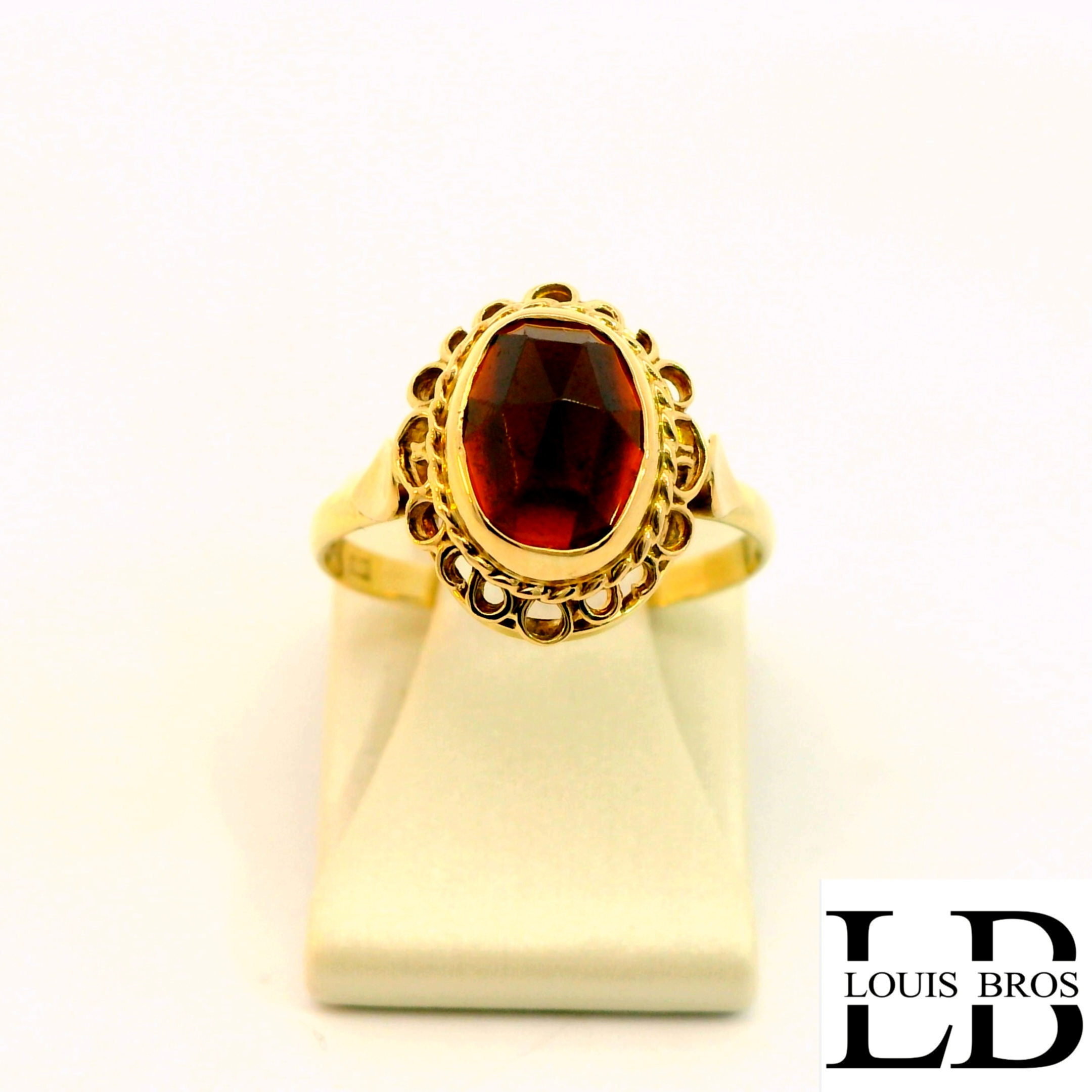 Elegante tweedehands damesring, vervaardigd uit 14 karaat geelgoud en gezet met een prachtige, dieprode granaat. Tijdloos en stijlvol, ideaal voor liefhebbers van klassieke sieraden met karakter.
De ring is verkrijgbaar in meerdere afmetingen.