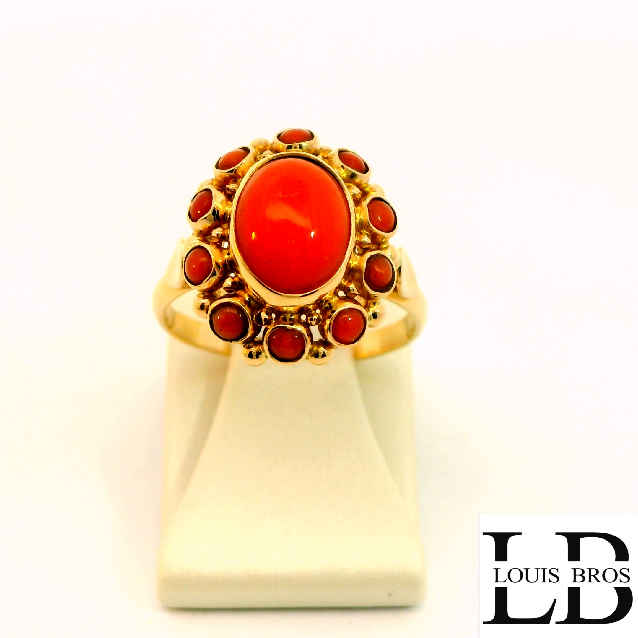 Stijlvolle tweedehands ring van 14 karaat geelgoud, gezet met een warme rode bloedkoraal. Een klassiek en elegant sieraad met een tijdloze uitstraling.
De ring is verkrijgbaar in meerdere afmetingen.