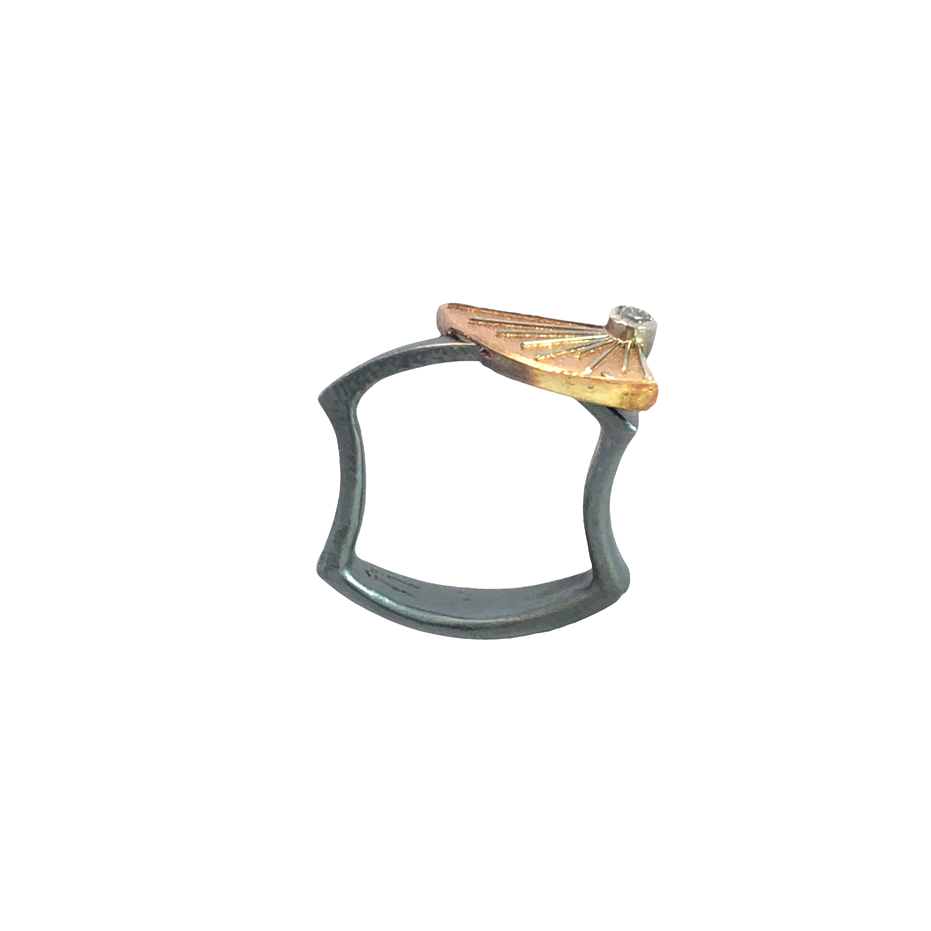 Der Ring Smartcurve Silber geschwärzt, Rotgold 900, Platin 999, Brillant bietet eine unvergleichliche Kombination aus edlen Materialien und luxuriösem Design. Der elegante Schmuck eignet sich ideal für besondere Anlässe und verleiht jedem Outfit eine edle Note. Tragen Sie ihn am besten an Ihrem Ringfinger, um dessen Schönheit und Raffinesse optimal zur Geltung zu bringen.