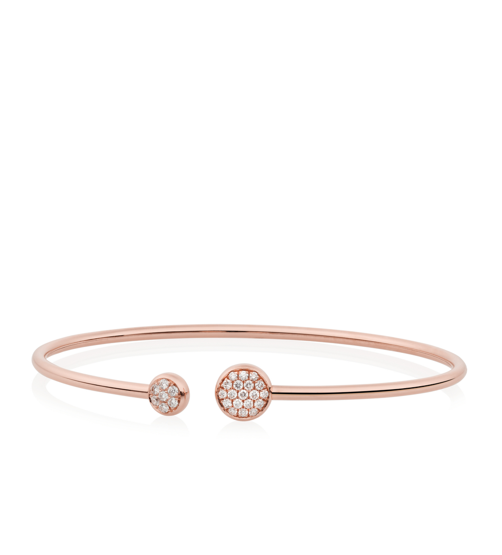 Deze Reflex armband van Bron is vervaardigd uit 18 karaats roségoud en straalt pure elegantie uit dankzij de verfijnde afwerking met witte diamanten. Het tijdloze ontwerp zonder sluiting zorgt voor een comfortabele pasvorm en een moderne uitstraling. Het referentienummer is 7AR4024BR.