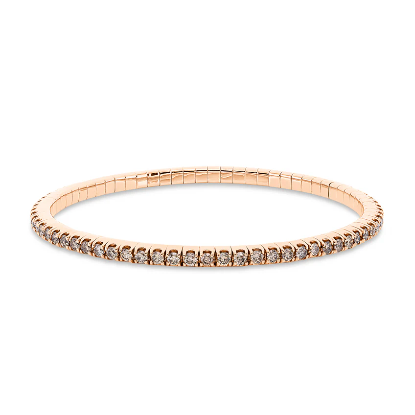 Een symfonie van elegantie en vakmanschap: deze verfijnde armband is vervaardigd uit 18 karaat roségoud en uitgevoerd met een flexibele band die zich soepel en comfortabel rond de pols vormt. Het ontwerp belichaamt tijdloze luxe met een eigentijdse uitstraling.

Het sieraad is rijkelijk bezet met 71 natuurlijke Cognacdiamanten, in totaal 3,01 karaat, die een warme gloed en een uitzonderlijke diepte aan het ontwerp geven. De rijke, honingkleurige schittering van de Cognacdiamanten vormt een sublieme harmonie met de zachte tint van roségoud.

Met een breedte van 3,3 mm, een lengte van 17,0 cm en een dikte van 3,6 mm, is deze armband een statement van ingetogen grandeur – subtiel, maar onmiskenbaar luxueus.
