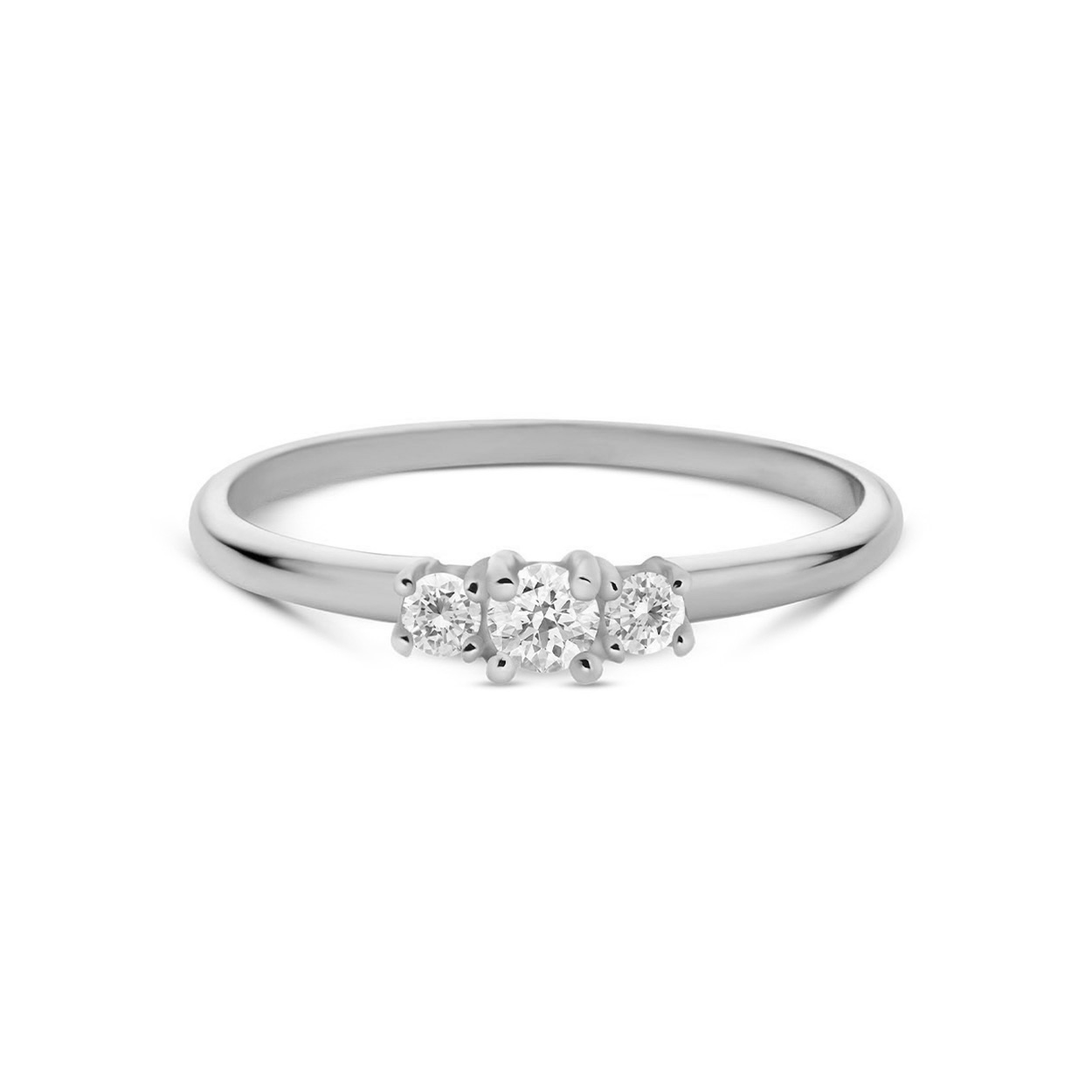 Deze witgouden romantische ring heeft 3 diamantjes. De middensteen is 0.08crt. De zijstenen zijn ieder 0.03crt.