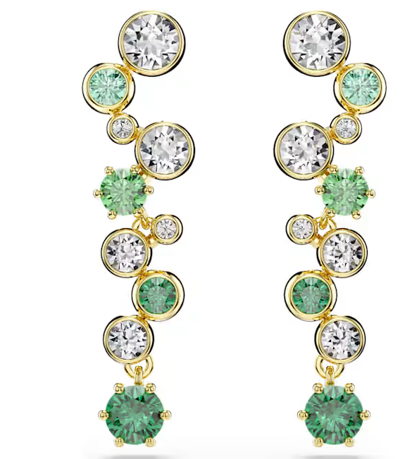Deze fonkelende Constella-oorbellen zijn een unieke keuze voor levendige zelfexpressie. De strengen met goudkleurige toplaag zijn voorzien van heldere kristallen en groene Swarovski Zirkonia in verschillende groottes en tinten, elk geplaatst in een klauw- of lunettezetting. Draag ze samen met de bijpassende Constella-ketting om het licht en de kleur in uw garderobe te maximaliseren.