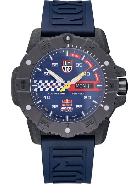 Dit Luminox horloge behoort tot de Navy Seal Master Carbon collectie en s een Limited Editie met nummer 020/350.
Referentienummer: XS.3863.ARB

Voor het eerst presenteert Luminox een automatisch uurwerk in een CARBONOX™+ kast. Een mechanisch uurwerk heeft altijd iets bijzonders: de manier waarop de afzonderlijke onderdelen samenwerken om het uurwerk tot leven te brengen, het balanswiel dat draait en de uur- en minutenwijzers aandrijft – het geeft gewoon een onbeschrijfelijke voldoening om dit betrouwbare en robuuste automatische uurwerk in beweging te zien.