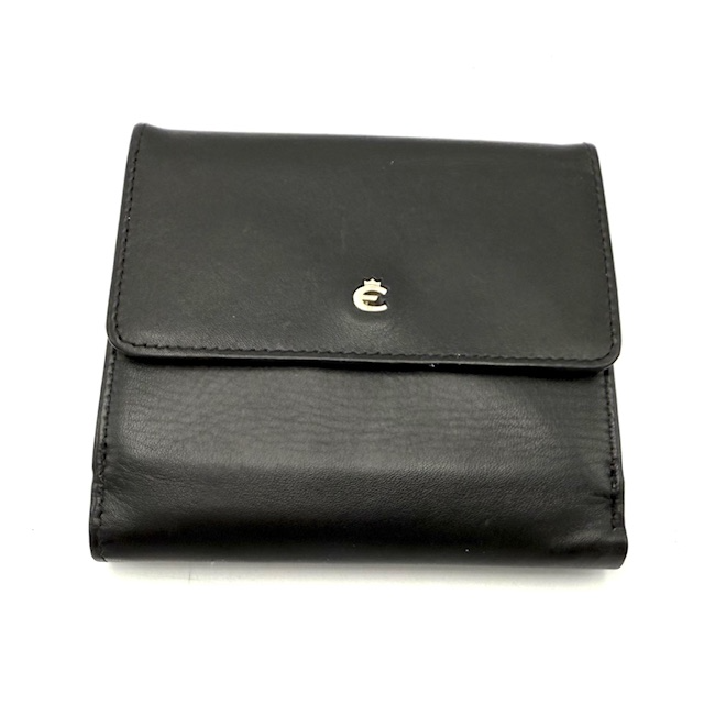 Luxe Herenportemonnee van Fijn Nappa Leer met RFID-bescherming en Gepatenteerd Cardsafe Systeem

Ontdek de perfecte combinatie van elegantie, veiligheid en functionaliteit met deze hoogwaardige herenportemonnee. Gemaakt van premium Nappa leer, straalt deze portemonnee klasse en vakmanschap uit. Het subtiele, metalen logo onderstreept de exclusiviteit – speciaal ontworpen voor de moderne man die waarde hecht aan stijl én veiligheid.

Dankzij de geïntegreerde RFID-bescherming blijven je bankkaarten beschermd tegen ongewenste scans. Het unieke, gepatenteerde Cardsafe systeem biedt extra veiligheid en voorkomt dat kaarten per ongeluk uit de vakken glijden.

Kenmerken:

2 ruime vakken voor papiergeld

6 vakjes voor bank- of creditkaarten

1 transparant venster voor ID of rijbewijs

1 muntgeldzak met opstaande randen voor extra gebruiksgemak

Afmetingen:
Hoogte: 9 cm x Breedte: 10 cm x Diepte: 2 cm

Deze luxe lederen portemonnee is niet alleen praktisch, maar ook een stijlvol accessoire dat jarenlang meegaat. Een ideaal cadeau voor jezelf of een geliefde.

Bestel vandaag nog en ervaar het verschil in kwaliteit en design.