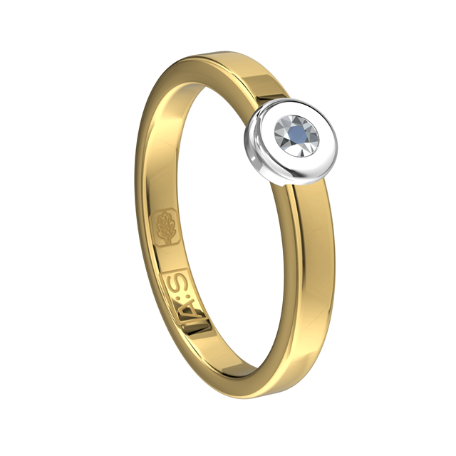 Een schitterende geelgouden solitairring met een witgouden schotelzetting waarin onze diamantzetters een briljant hebben geplaatst van 0,07 ct.