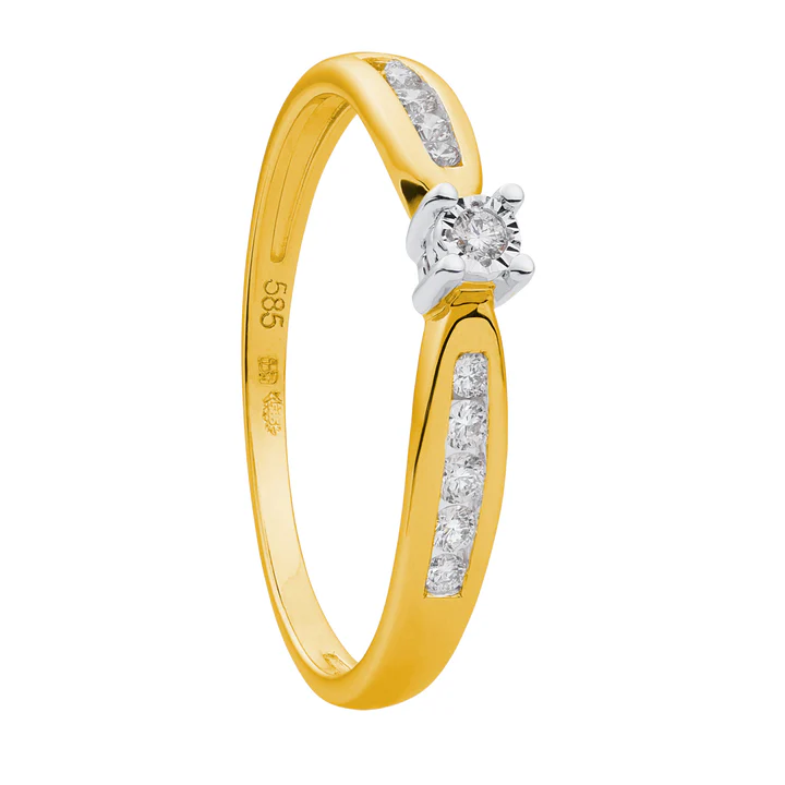 De Eclat ring, is een verfijnde sieraad met vier zijstenen en een centrale diamant van 0,15 karaat (TW-SI). Gemaakt van geelgoud, maat 55, straalt het elegantie uit. Draag deze prachtige ring als blikvanger bij formele of alledaagse outfits voor een vleugje luxe. Perfect voor elke gelegenheid!