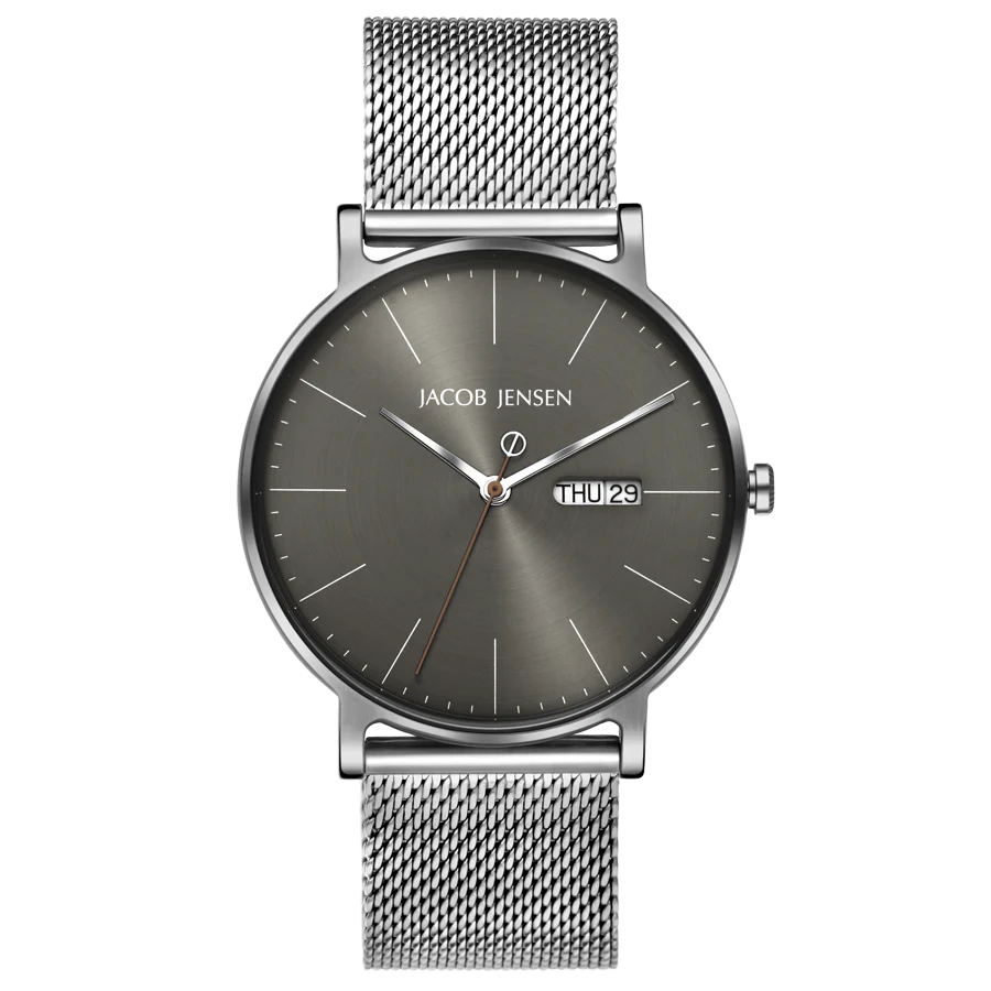 De JACOB JENSEN TITANIUM SAPPHIRE -TIMELESS NORDIC- horloge, modelnummer jj169, is een elegant polshorloge van titanium met een saffierglas. Dit horloge uit de categorie "WATCH" biedt een minimalistisch en tijdloos ontwerp, ideaal voor elke gelegenheid. Combineer het met zowel formele als informele kleding voor een stijlvolle uitstraling.