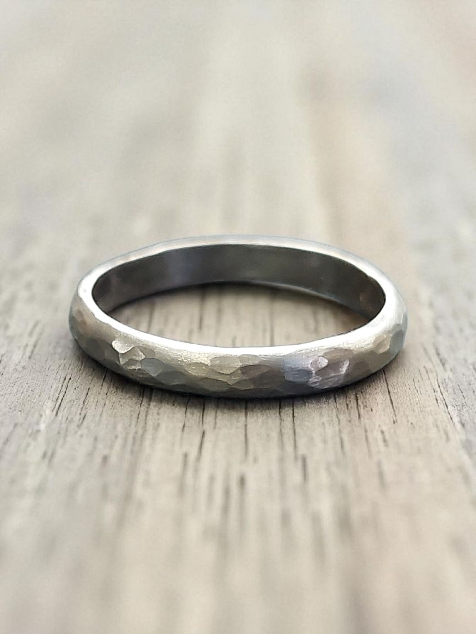 Zilver ring met hamerslag structuur 4mm breed