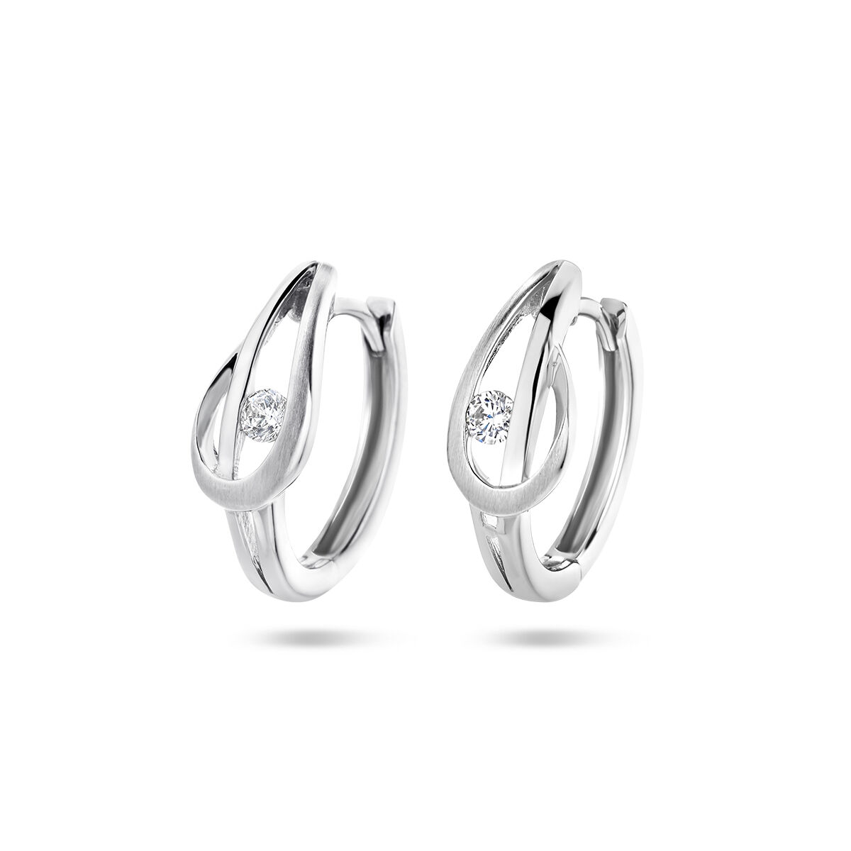 Gerhodineerd 925 zilveren klapoorringen uitgevoerd met een schitterende zirkonia. De oorringen hebben een hoogte van 16mm.