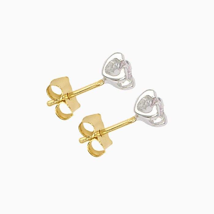 Een onderdeel van de uitgebreide collectie D’Elite Solitairs. Bestaande uit ringen, oorknoppen, hangers. 14 karaat goud met briljant geslepen diamant.

Diamant kwaliteit Top Wesselton VVS/VS