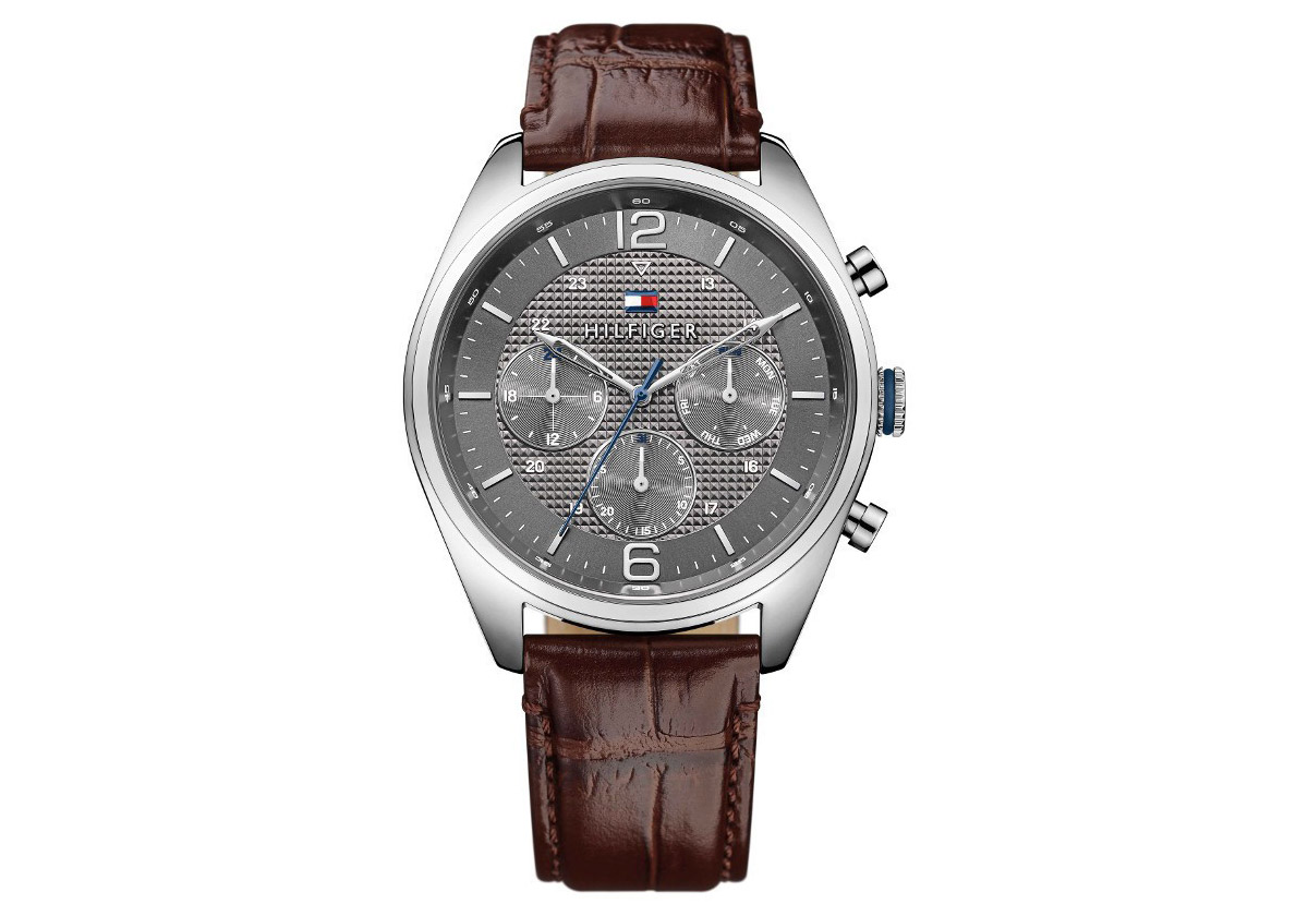 Tommy Hilfiger TH1791184 horlogeband. Bruin lederen horlogeband met croco print en edelstalen gespsluiting. De band is eenvoudig zelf aan uw Tommy Hilfiger horloge te monteren, bekijk onze handige instructievideo. Op de achterzijde van het horloge staat het kastnummer 281.1.14.1929 of 281.1.14.1929.