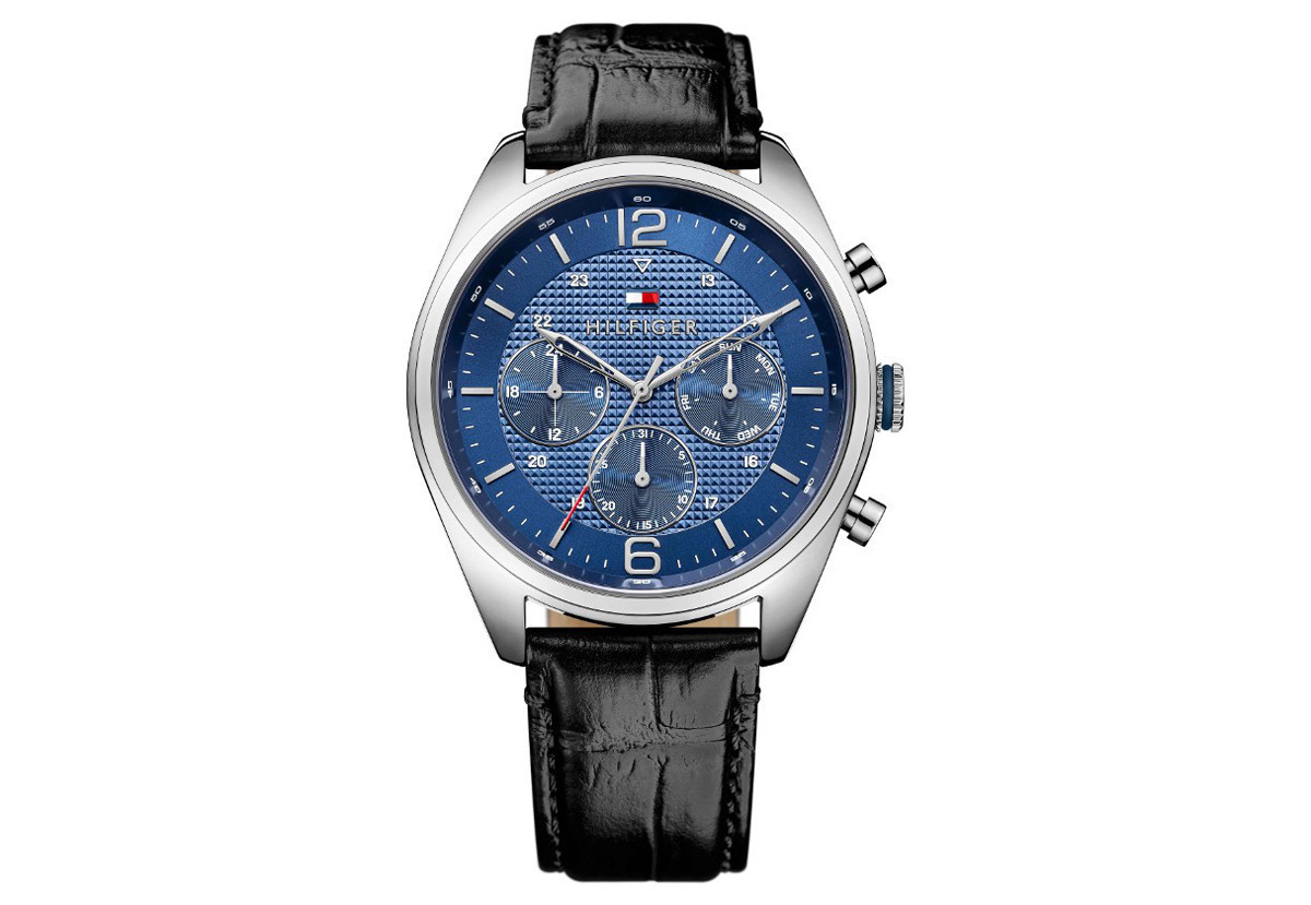 Tommy Hilfiger TH1791182 horlogeband. Zwart lederen horlogeband met croco design. De horlogeband is prachtig afgewerkt met zwart stiksel en een zilverkleurige gespsluiting. De band kunt u eenvoudig zelf aan uw Tommy Hilfiger horloge monteren. Staat een van de 2 nummers op de achterzijde van uw horloge? Dan gaat de band zeker passen. TH281.1.14.1927 of TH281.1.14.1927