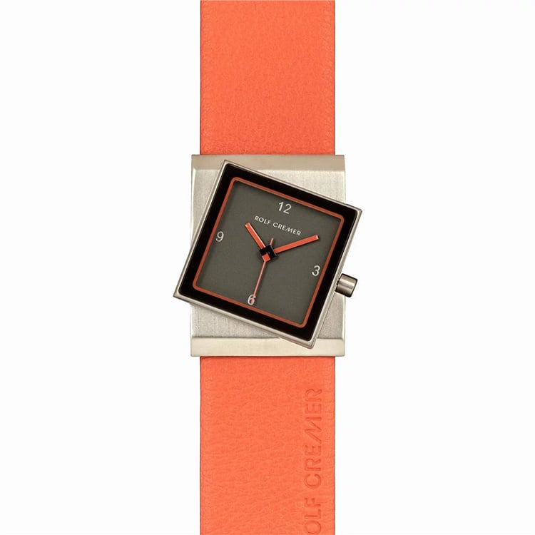 Dit Rolf Cremer horloge uit de serie "Big Turn-S" met artikelnummer 508308 is 29 mm breed en is gemaakt van roest vrij staal. Aan het horloge zit een horlogeband van koraalrood leer. Het horloge beschikt over een betrouwbaar quartz uurwerk, is 3 ATM waterdicht en is voorzien van mineraal glas.