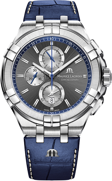 Sportief Maurice Lacroix Heren horloge met datumvenster. Het horloge heeft een grijze wijzerplaat, heeft een geschroefde kroon en is 100 meter waterdicht. Deblauw lederenband heeft een croco print met een vouwsluiting.De kast is volledig Stainless Steel. Swiss made. Kast diameter 44 mm.