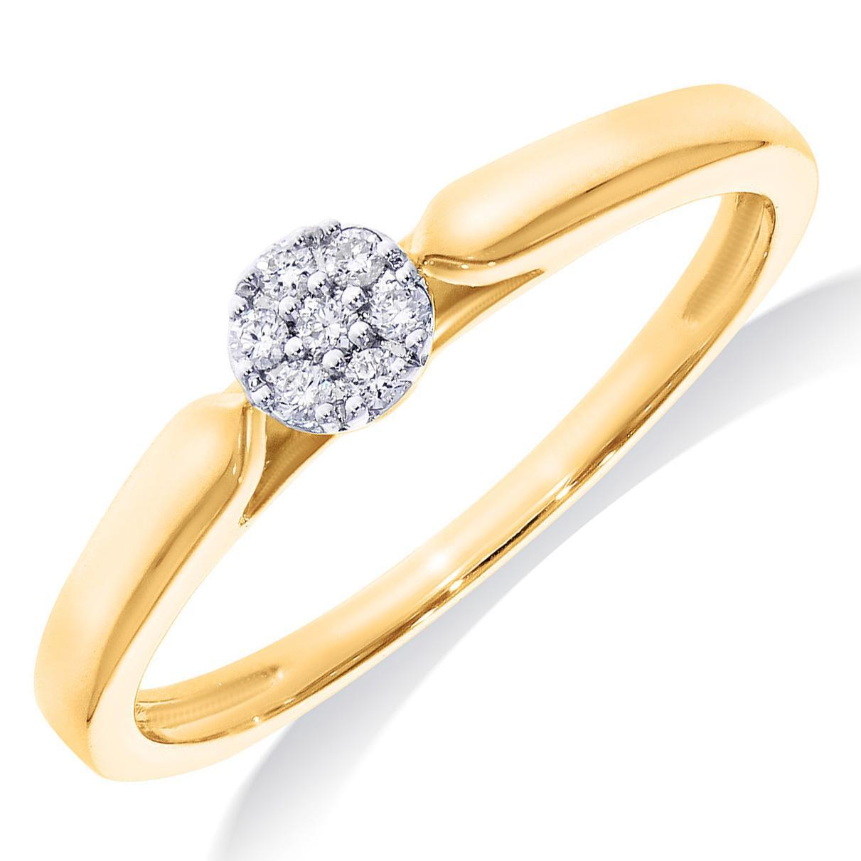 De 14 karaats gouden diamanten ring, modelnummer GGA4728, straalt elegantie uit met 7 briljant geslepen diamanten van 0,06 ct, zuiverheid SI1 en kleur H. Perfect voor verlovingen dankzij zijn glanzende afwerking. Draag deze ring als een statement piece op speciale gelegenheden, of dagelijks voor een vleugje luxe. Nieuwe staat, maat 54.