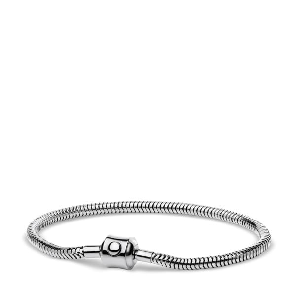  Deze slanke armband van gepolijst roestvrij staal uit de Arctic Symphony Collection van BERING belichaamt de kracht van eenvoud. Dankzij het soepele slangenkettingontwerp sluit hij elegant om de pols – perfect solo of met verwisselbare charms.  De magnetische cilindersluiting vormt een subtiele eenheid met het strakke design en zorgt voor een veilige bevestiging. De zilverkleurige glans doet denken aan ijskristallen in zonlicht – ingetogen en tijdloos.  Gemaakt van duurzaam roestvrij staal met een glad oppervlak dat prettig aanvoelt op de huid – ideaal voor dagelijks gebruik.  Gepolijst roestvrij staal in glanzend zilver. Fijn slangenkettingdesign. Magnetische cilindersluiting. Onderdeel van de Arctic Symphony Collection. Te combineren met BERING charms. 