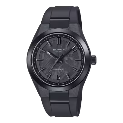 Dit Casio horloge behoort tot de Edifice collectie.
Referentienummer: EFK-100XPB-1A

Maak kennis met EDIFICE Automatic, dé klassieke analoge drie-wijzers EFK-100XPB - een EDIFICE-uurwerk met een exterieurontwerp dat opnieuw is vormgegeven in gesmeed carbon om zowel enorme sterkte als een licht gewicht te bieden.  

De wijzerplaat en kast zijn gemaakt van het state-of-the-art gesmede carbon dat wordt gebruikt in high-end sportauto's. Het geeft de dynamiek weer van een sportauto die naar hogere prestaties snelt in een uitgesproken EDIFICE-stijl. Gesmeed koolstof is een composietmateriaal van koolstofvezels gekneed in hars en vervolgens gesmeed bij hoge temperaturen onder intense druk, en het is zowel sterker als lichter dan metaal.

Het mechanische uurwerk drijft de wijzers van het horloge aan als een zoemende sportautomotor en dat alles in een compacte kast van 40 mm. De doorzichtige achterkant van de kast laat het uurwerk in beweging zien, wat de unieke aantrekkingskracht van een mechanisch horloge versterkt.

De verhoogde indexen, het scherpe ontwerp van de kast en bezel, het saffierglas en de urethaan band met een driekantige gesp van topkwaliteit. 
Dankzij de waterbestendigheid tot 10 bar kun jij je richten op spannendere dingen.

Ontworpen om de meest gepassioneerde autoliefhebber in vervoering te brengen.