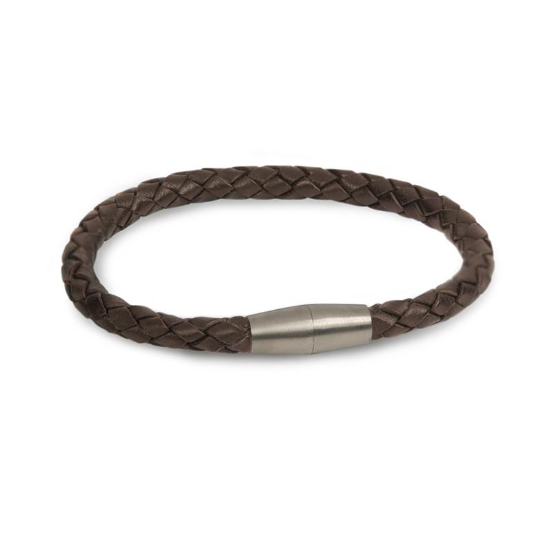 ARMBAND LEDER BRAUN mit Titanverschluss ist  ein stilvolles Schmuckstück aus echtem Leder. Es wiegt 7,0 Gramm, misst 21 cm in der Länge und hat eine Breite von 4 mm. Tragen Sie dieses NEUE, braune Armband am besten als elegantes Accessoire am Handgelenk, um jedem Outfit eine edle Note zu verleihen.