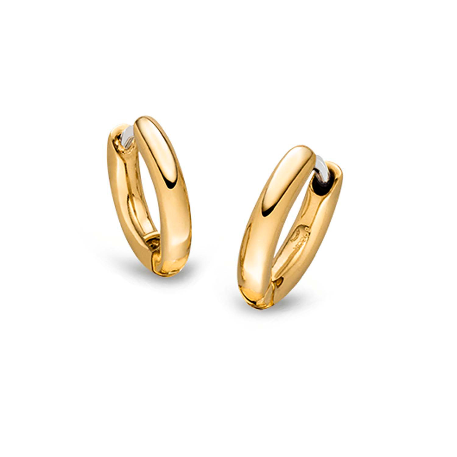 Die Boccia Titancreolen sind stilvolle Creolen aus Titan mit goldfarbener Beschichtung. Diese Ohrringe haben einen Durchmesser von 12 mm, eine Breite und Tiefe von 2,0 mm, und wiegen nur 1,0 g. Perfekt f&uuml;r jeden Anlass, passen sie ideal zu schlichten, eleganten Outfits und setzen dezente, aber wirkungsvolle Akzente.