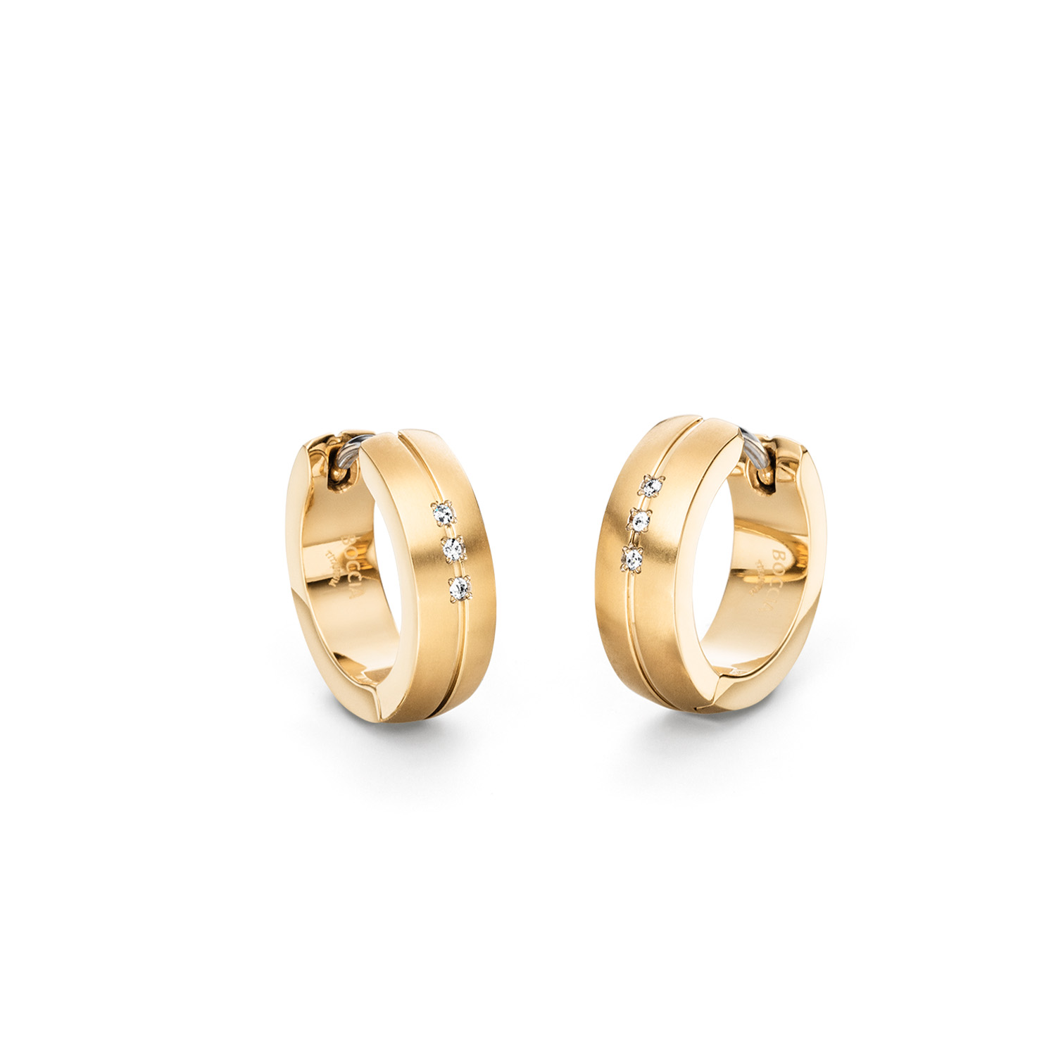 Creole Ohrringe aus hochwertigem Titan, präsentieren sich in goldfarbener Eleganz. Mit einer Breite von 6 mm und einer Tiefe von 2 mm bieten sie einen leichten Tragekomfort bei einem Gewicht von 2 g. Perfekt für jede Gelegenheit: Tragen Sie sie für einen eleganten Look sowohl tagsüber als auch abends.