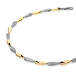 Dieses Boccia Titan Collier Bicolor besteht aus hochwertigem Titan, ist 450 mm lang, wiegt 30 g und hat eine Breite von 5,0 mm sowie eine Tiefe von 3,0 mm. Mit seiner Gold-Silber-Optik passt es perfekt zu eleganten Outfits. Ideal f&uuml;r besondere Anl&auml;sse oder als stilvolles t&auml;gliches Accessoire.