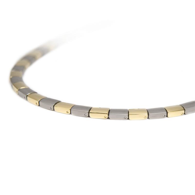 Der COLLIER TI POL GP/SAT   ist ein elegantes Collier aus Titan mit einem Gewicht von 14,3 g. Er glänzt in einer goldenen Farbe und hat eine Juwelgröße von 4 und eine Breite von 4,0. Ideal für besondere Anlässe, passt perfekt zu eleganter Kleidung. Einfach über den Kopf ziehen und strahlen.