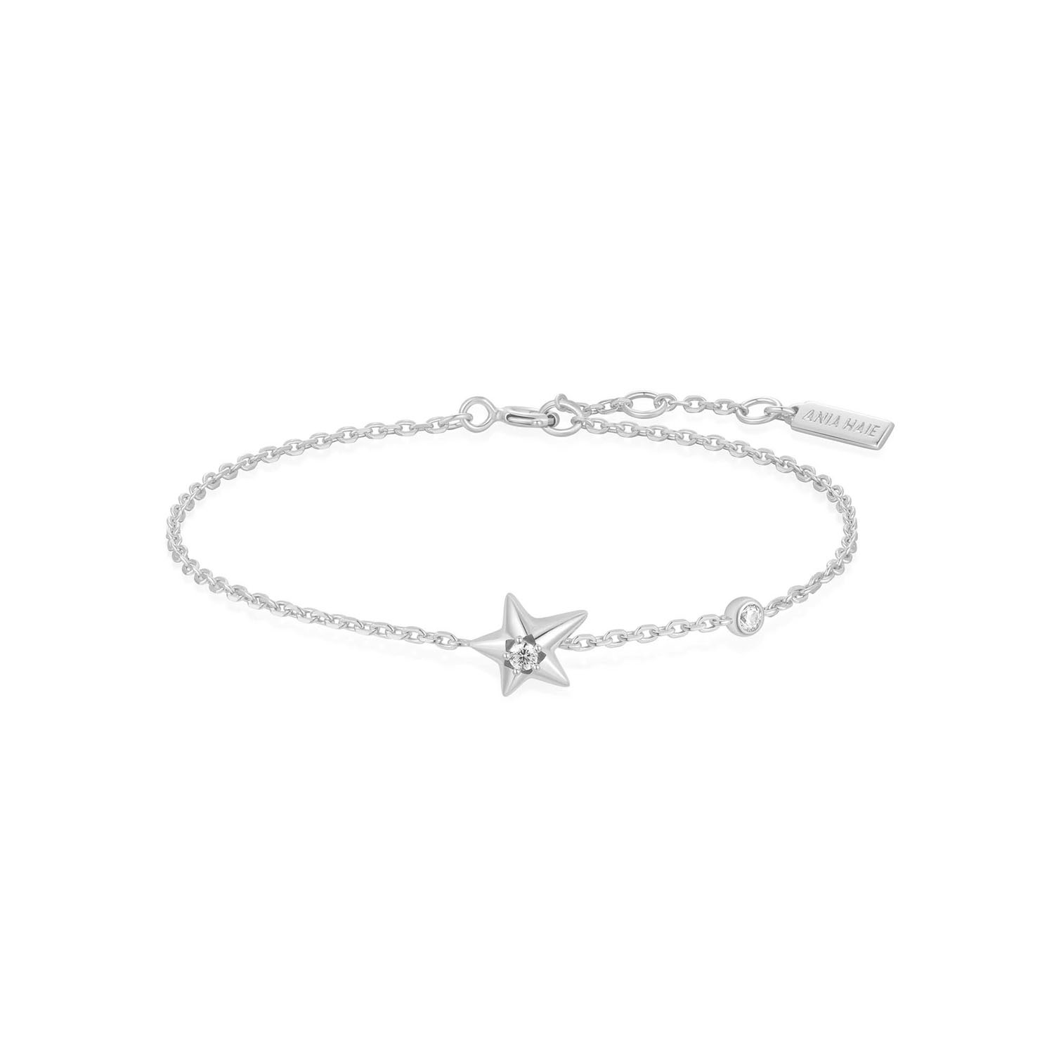Ania Haie zilveren armbandje Silver Sparkling Star
Ge&iuml;nspireerd door de laatste fashion trends is Ania Haie het toonaangevende sieradenmerk voor hoogkwalitatieve maar ook betaalbare zilveren sieraden, zonder op de kwaliteit in te leveren. Iedere collectie is gebaseerd op de laatste catwalktrends, waardoor Ania Haie snel tot h&eacute;t sieradenmerk voor stijlbewuste consumenten is verkozen. Elk sieraad wordt ontworpen om te combineren met andere sieraden waardoor je je eigen look kunt cre&euml;ren. Maar ook zijn Ania Haie sieraden opvallend genoeg om op zichzelf te dragen.

SPECIFICATIES
- Ania Haie
- Armband
- 925 zilver met rhodium plating
- Lengte 18,5cm
- AH B066-04H