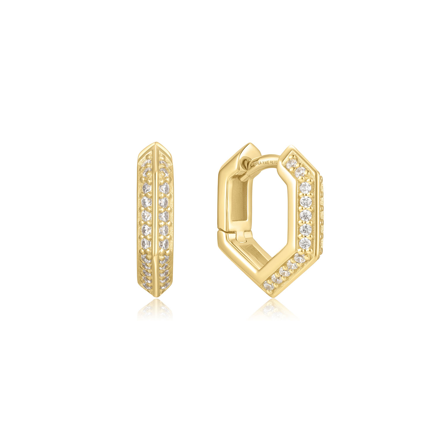 HET MERK
Geïnspireerd door de laatste fashion trends is Ania Haie het toonaangevende sieradenmerk voor hoogkwalitatieve maar ook betaalbare zilveren sieraden, zonder op de kwaliteit in te leveren. Iedere collectie is gebaseerd op de laatste catwalktrends, waardoor Ania Haie snel tot hét sieradenmerk voor stijlbewuste consumenten is verkozen. Elk sieraad wordt ontworpen om te combineren met andere sieraden waardoor je je eigen look kunt creëren. Maar ook zijn Ania Haie sieraden opvallend genoeg om op zichzelf te dragen.

SPECIFICATIES
- Ania Haie
- Oorsieraad
- 925 zilver met gold plating
- Lengte 14mm
- AH E067-06G