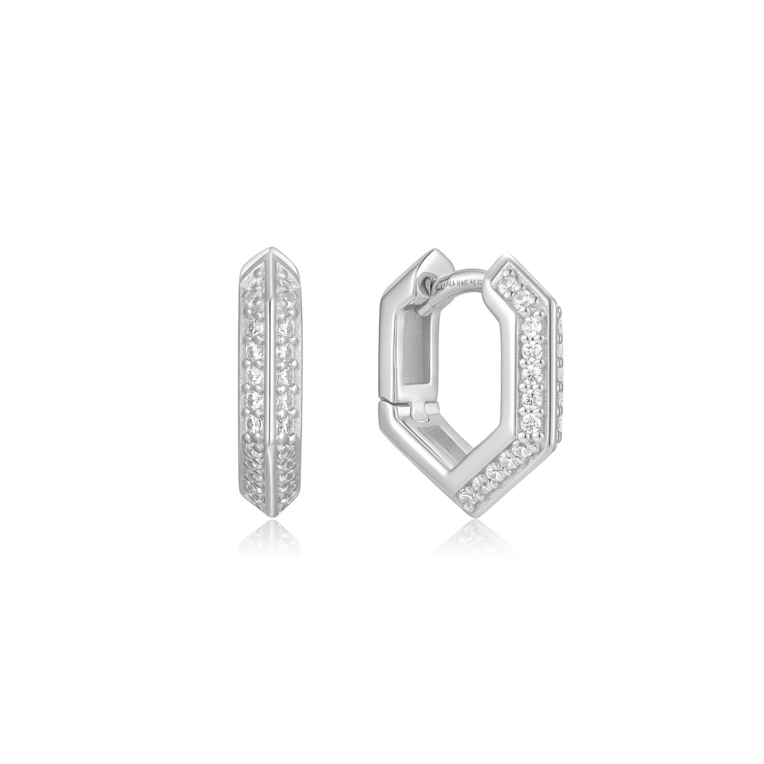 HET MERK
Geïnspireerd door de laatste fashion trends is Ania Haie het toonaangevende sieradenmerk voor hoogkwalitatieve maar ook betaalbare zilveren sieraden, zonder op de kwaliteit in te leveren. Iedere collectie is gebaseerd op de laatste catwalktrends, waardoor Ania Haie snel tot hét sieradenmerk voor stijlbewuste consumenten is verkozen. Elk sieraad wordt ontworpen om te combineren met andere sieraden waardoor je je eigen look kunt creëren. Maar ook zijn Ania Haie sieraden opvallend genoeg om op zichzelf te dragen.

SPECIFICATIES
- Ania Haie
- Oorsieraad
- 925 zilver met rhodium plating
- Lengte 14mm
- AH E067-06H
