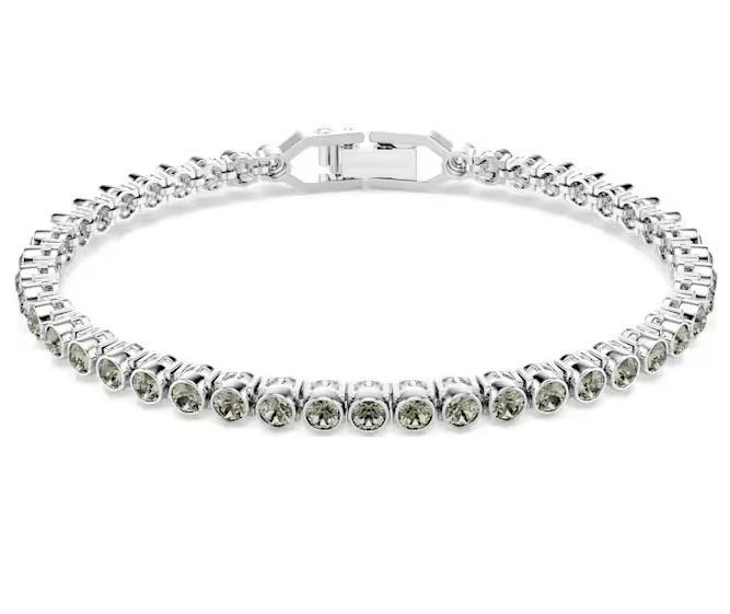 Een klassieke Imber Emily Tennisarmband met een stralende uitstraling die veel zegt. Deze delicate streng met zwart kristallen in bezelzetting op een Imber Emily Tennisarmband met rhodium toplaag is elegant en minimalistisch en maakt toch een gedurfd statement rond de pols. Het strakke ontwerp is voorzien van een stevige vouwsluiting en wordt geleverd met een extender. Draag hem om uw stijl op elk moment van de dag of nacht te accentueren.