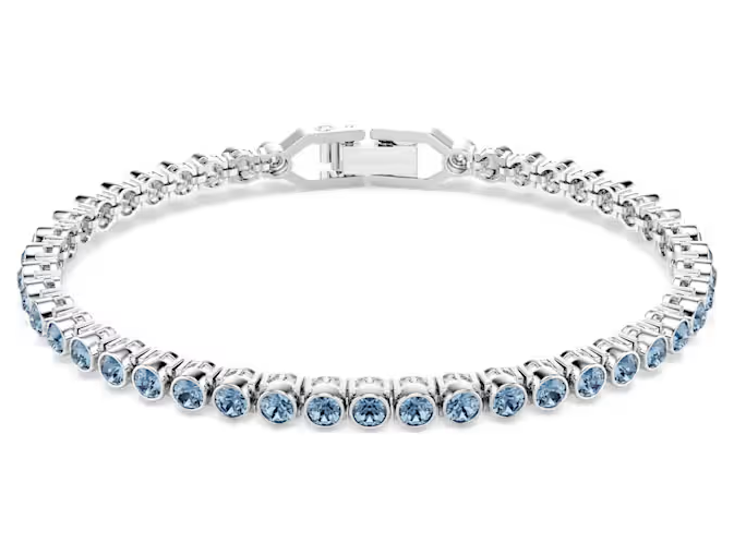 Een klassieke Imber Emily Tennisarmband met een stralende uitstraling die veel zegt. Deze delicate streng met blauwe kristallen in bezelzetting op een Imber Emily Tennisarmband met rhodium toplaag is elegant en minimalistisch en maakt toch een gedurfd statement rond de pols. Het kleurrijke ontwerp is voorzien van een stevige vouwsluiting en wordt geleverd met een extender. Draag hem om uw stijl op elk moment van de dag of nacht te accentueren.