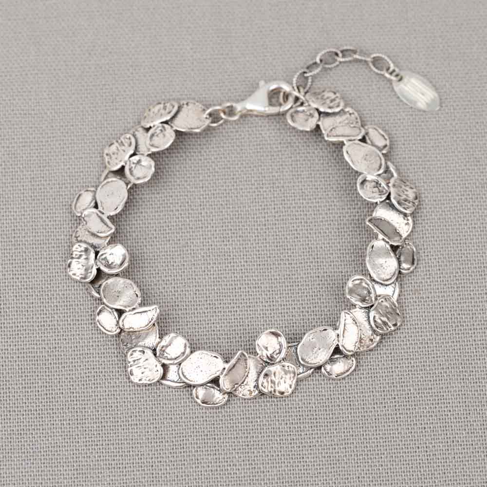 Stijlvolle armband van 925 sterling zilver met glanzende afwerking. Deze elegante armband is vervaardigd uit hoogwaardig 925 sterling zilver en afgewerkt met een oxy shiny glans. De verfijnde schakels, ge&iuml;nspireerd op de vorm van blaadjes, geven het sieraad een natuurlijke en sierlijke uitstraling. Combineer met het bijpassende collier voor een complete look!