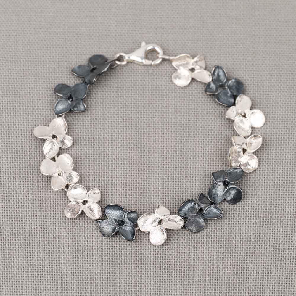 Armband gemaakt van 925 sterling zilver en geoxideerd zilver. De losse schakels zijn gemaakt in de vorm van een viooltje. Vanwege de losse schakels, valt de armband mooi om de pols.